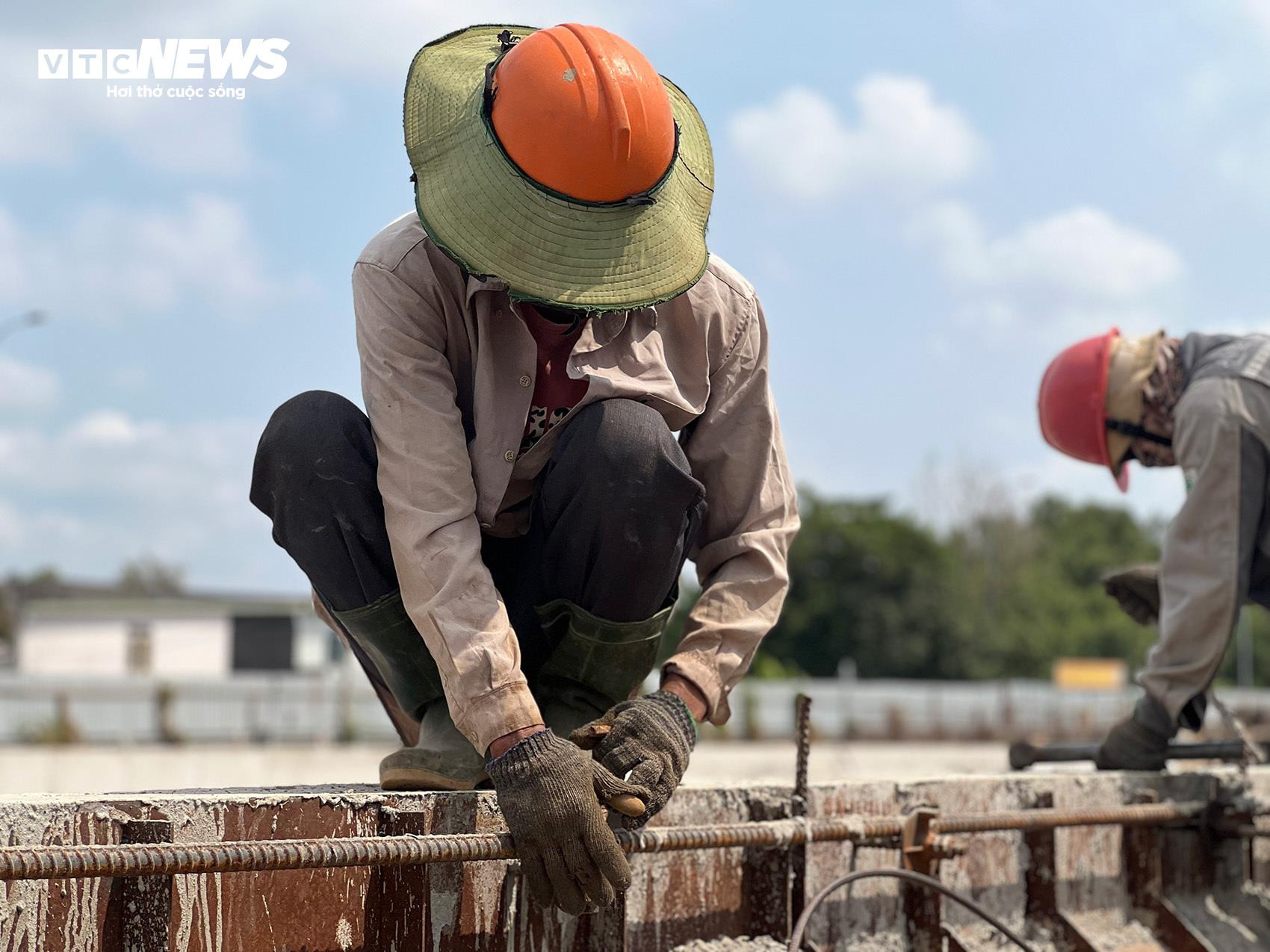 Công nhân đội nắng tăng tốc thi công nút giao gần 3.500 tỷ đồng ở TP.HCM - 11