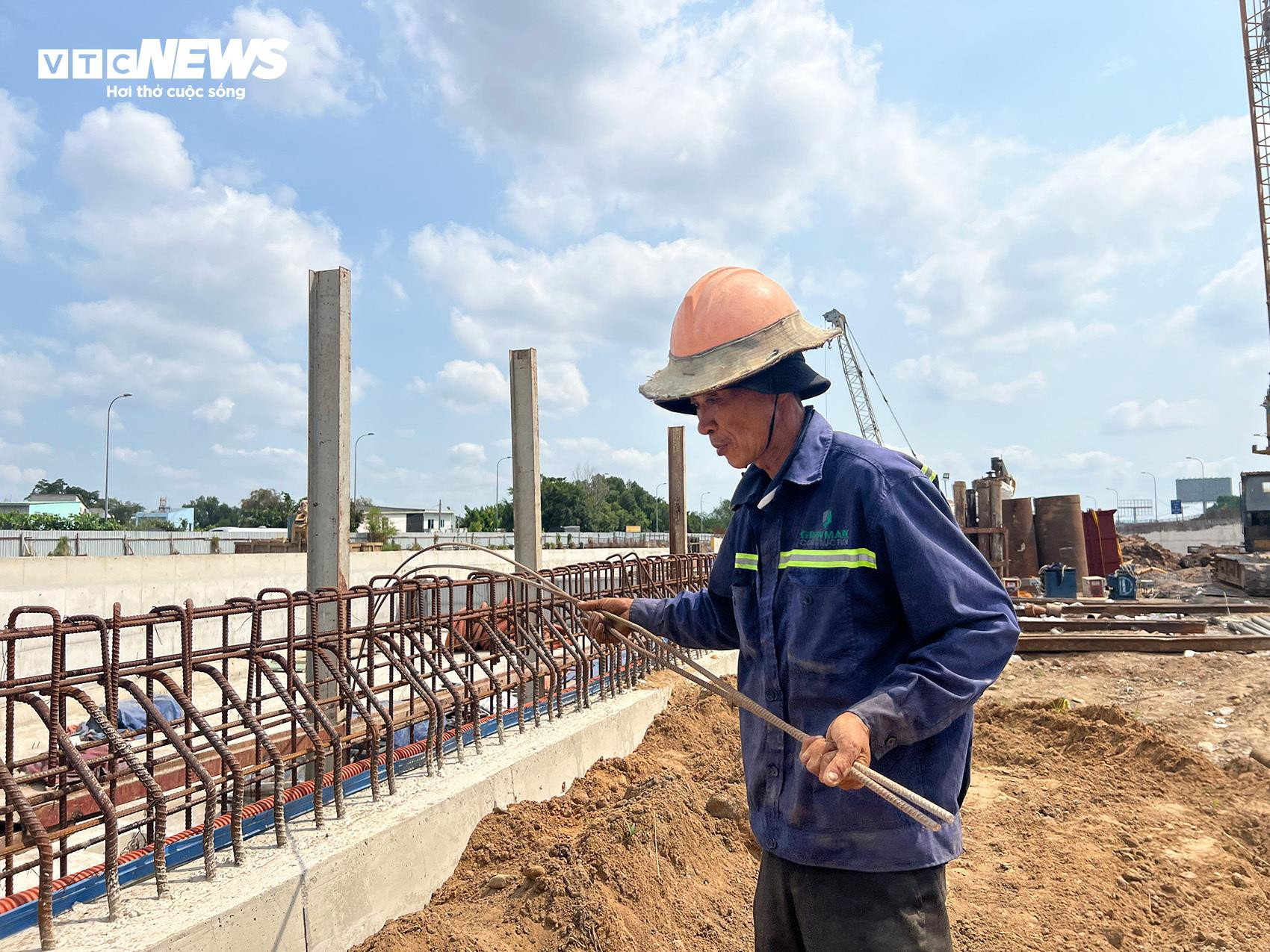 Công nhân đội nắng tăng tốc thi công nút giao gần 3.500 tỷ đồng ở TP.HCM - 10