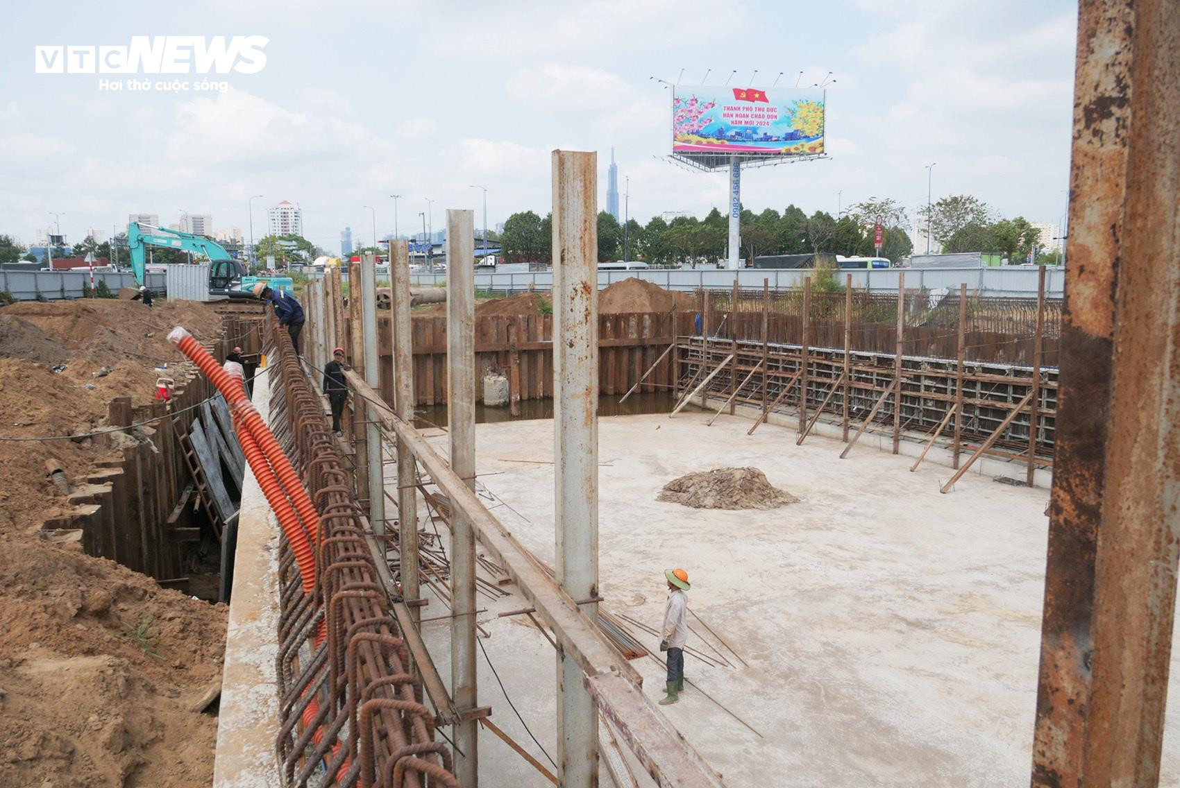 Công nhân đội nắng tăng tốc thi công nút giao gần 3.500 tỷ đồng ở TP.HCM - 4