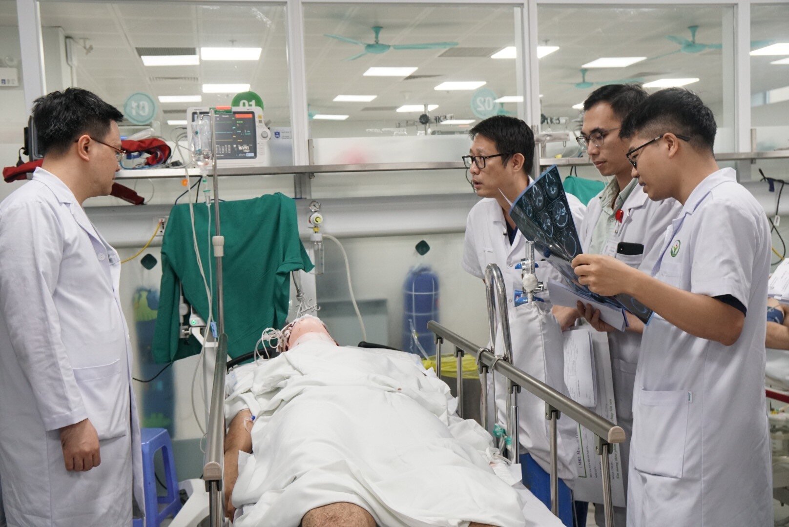  24 giờ trực cấp cứu tại bệnh viện ngoại khoa lớn nhất cả nước - 2