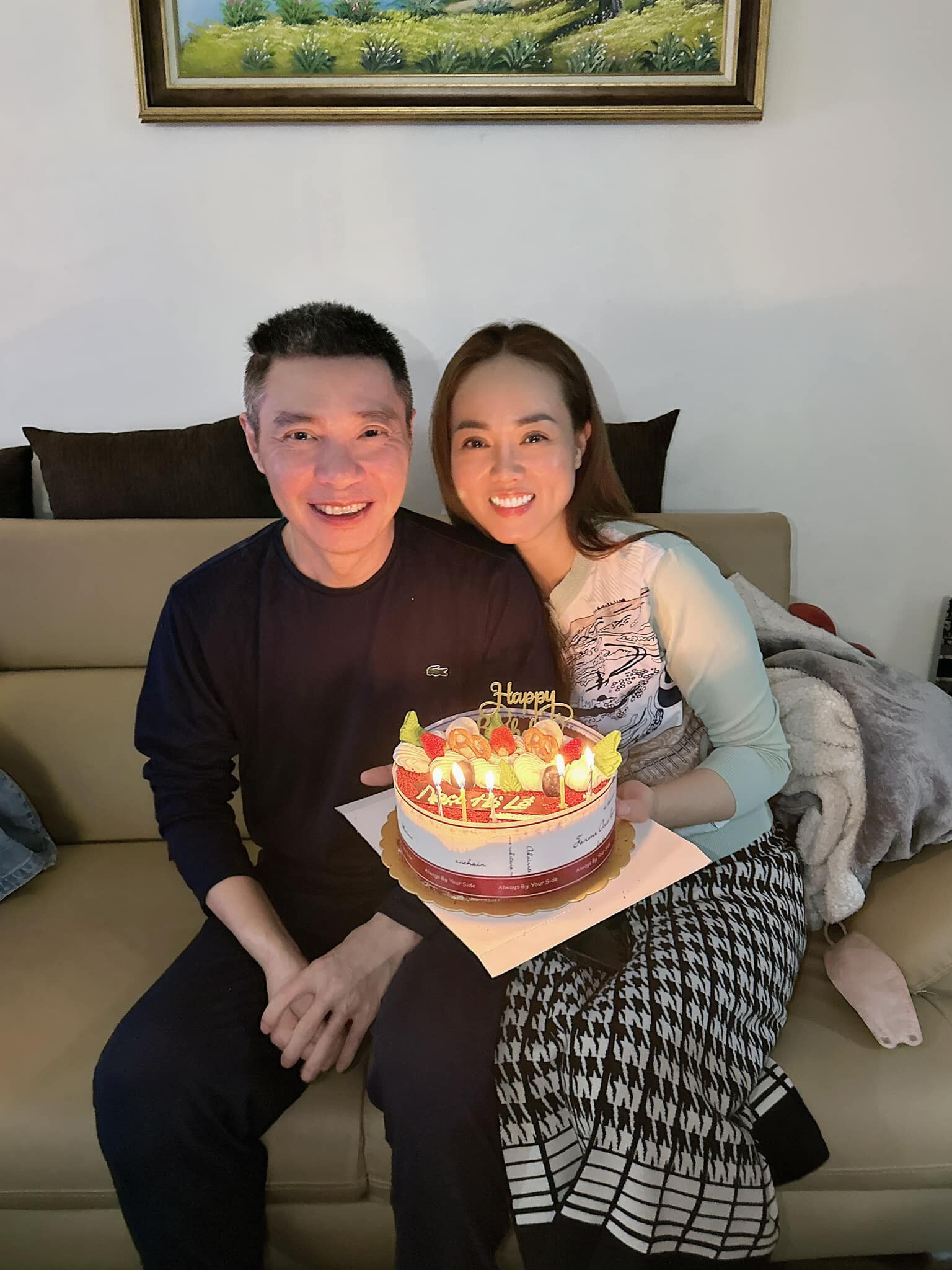 Sao Việt 22/2: Hà Anh gợi cảm khi bầu 6 tháng, Công Lý tươi tắn bên vợ trẻ - 1