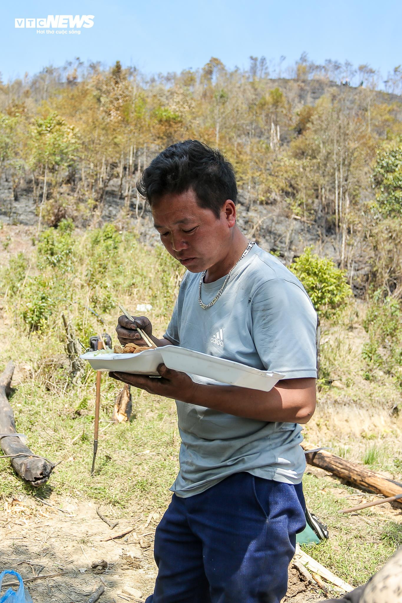 Bữa cơm vội vàng của những chiến sỹ ngăn 'giặc lửa' ở Vườn quốc gia Hoàng Liên - 13