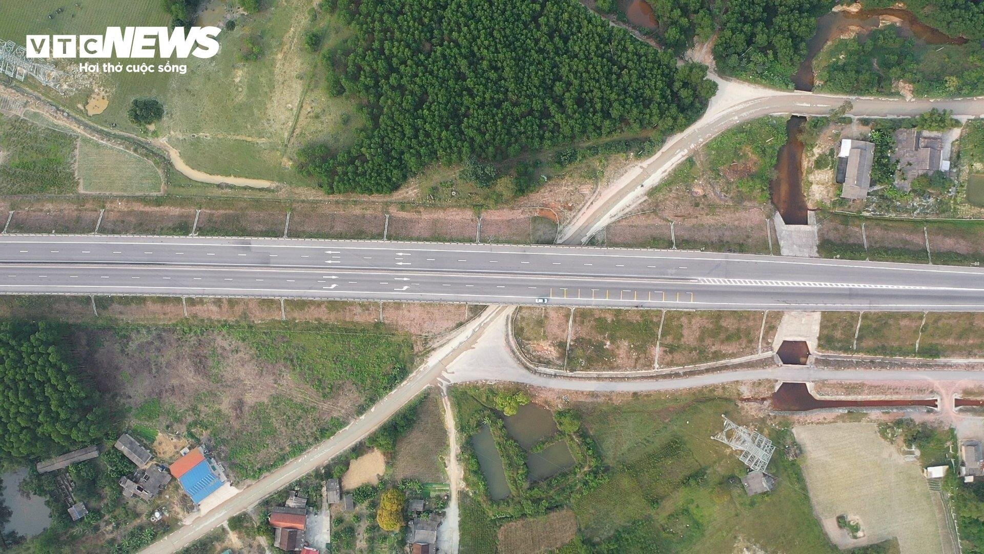 Cận cảnh những 'nút thắt cổ chai' nguy hiểm trên cao tốc Cam Lộ - La Sơn - 6