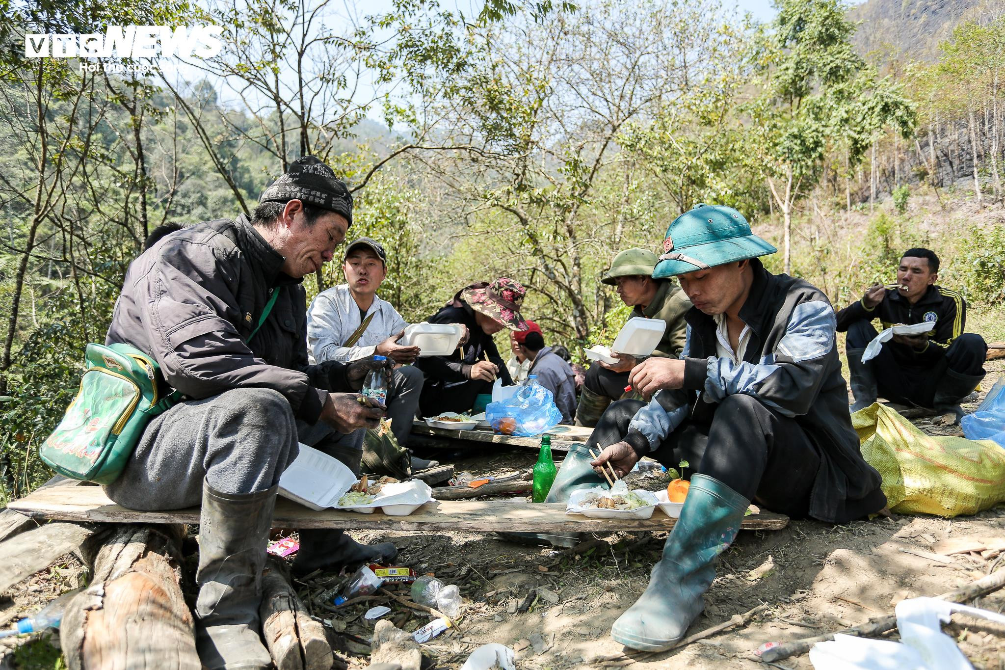 Bữa cơm vội vàng của những chiến sỹ ngăn 'giặc lửa' ở Vườn quốc gia Hoàng Liên - 15