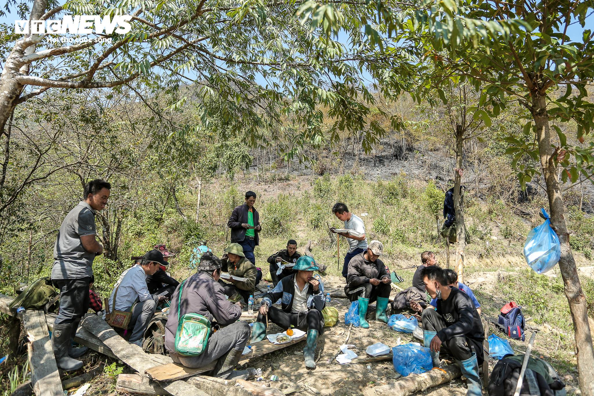 Bữa cơm vội vàng của những chiến sỹ ngăn 'giặc lửa' ở Vườn quốc gia Hoàng Liên - 16