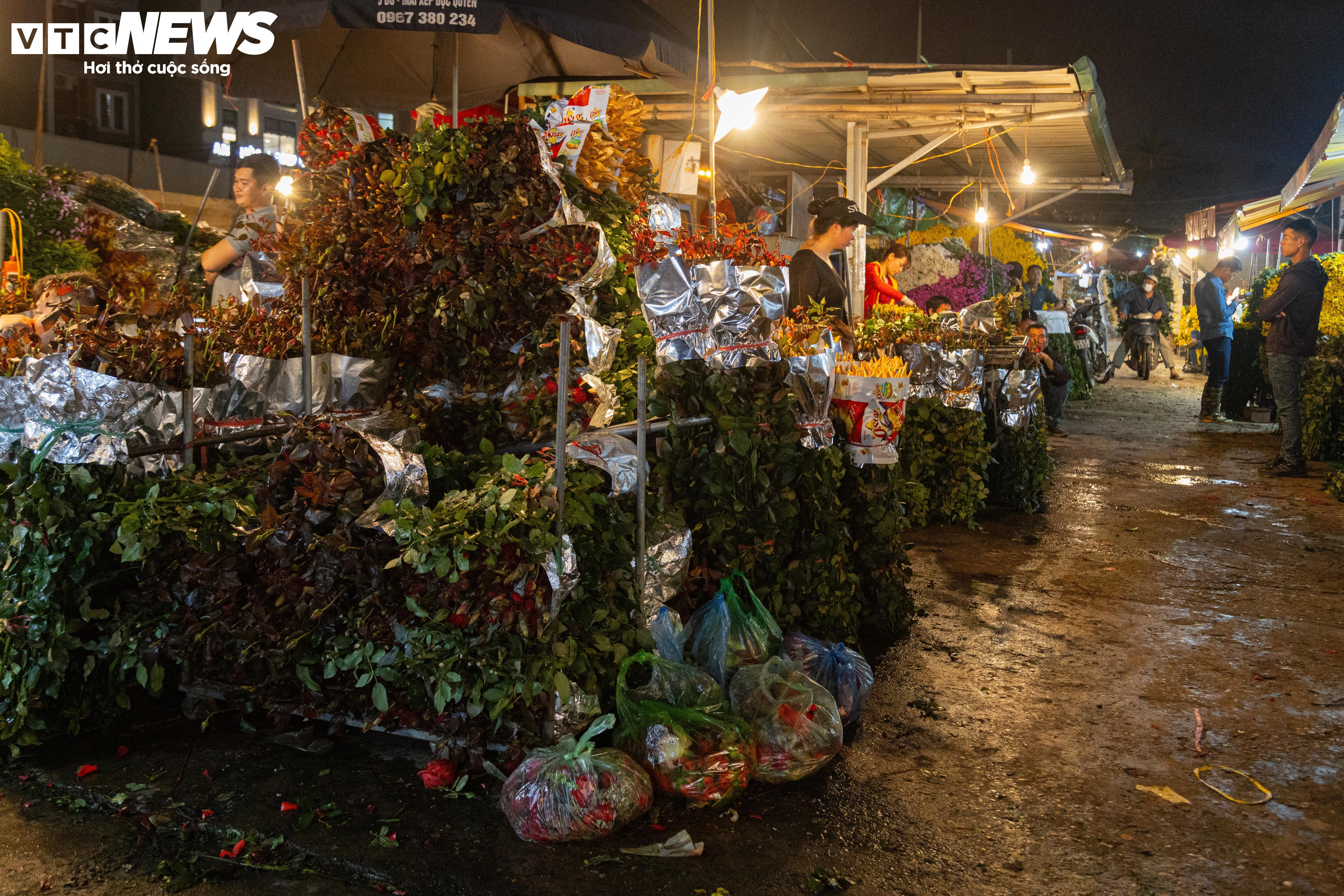 Hoa tươi, thực phẩm dồi dào, giá cả ổn định trước ngày rằm tháng Giêng - 1