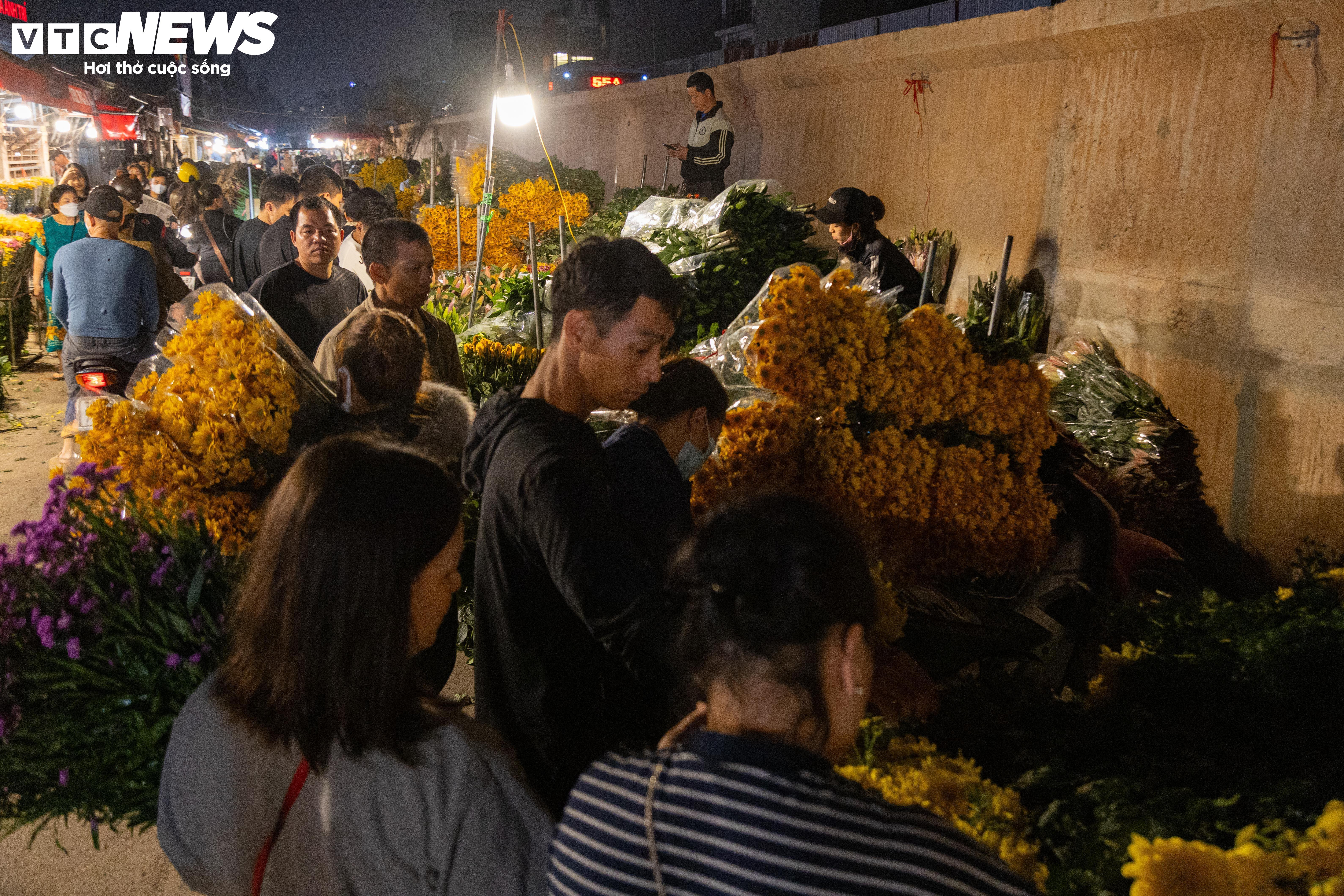 Hoa tươi, thực phẩm dồi dào, giá cả ổn định trước ngày rằm tháng Giêng - 2