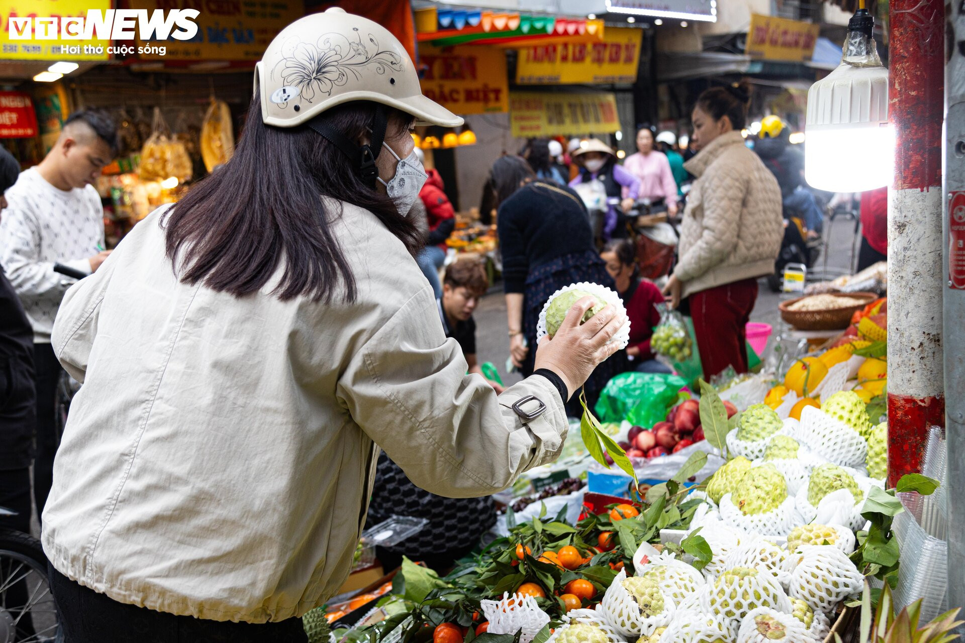 Hoa tươi, thực phẩm dồi dào, giá cả ổn định trước ngày rằm tháng Giêng - 11