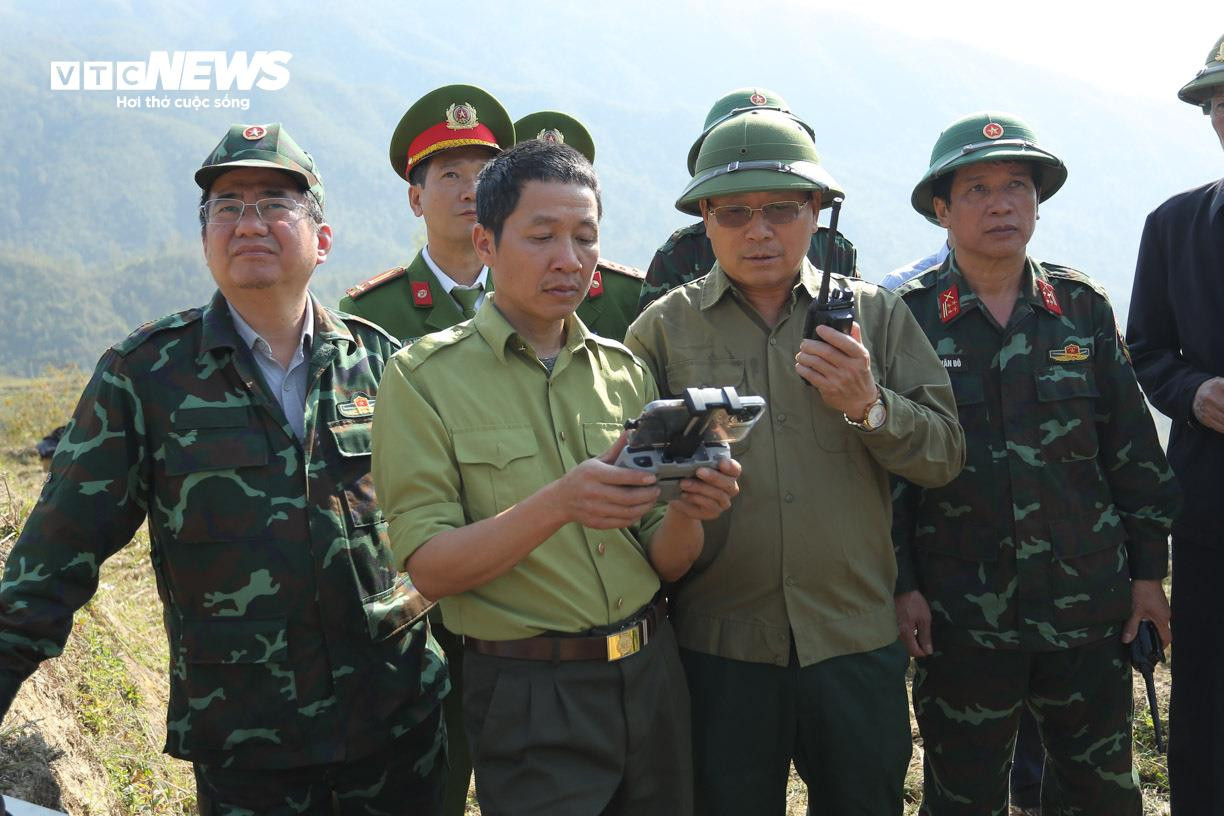 Bay Flycam rà soát, xử lý từng gốc cây cháy âm ỉ tại Vườn quốc gia Hoàng Liên - 6