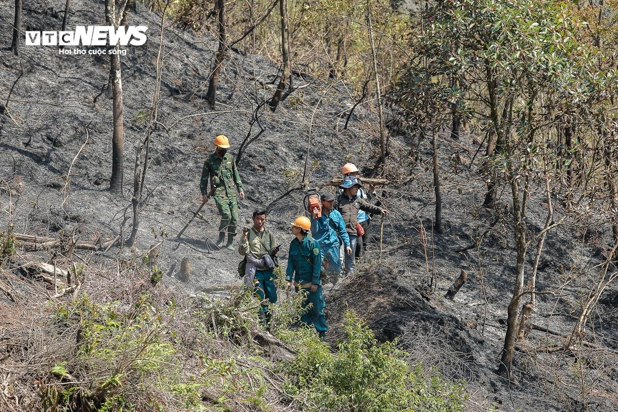 Bay Flycam rà soát, xử lý từng gốc cây cháy âm ỉ tại Vườn quốc gia Hoàng Liên - 10