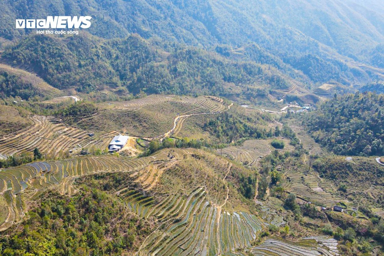 Bay Flycam rà soát, xử lý từng gốc cây cháy âm ỉ tại Vườn quốc gia Hoàng Liên - 1