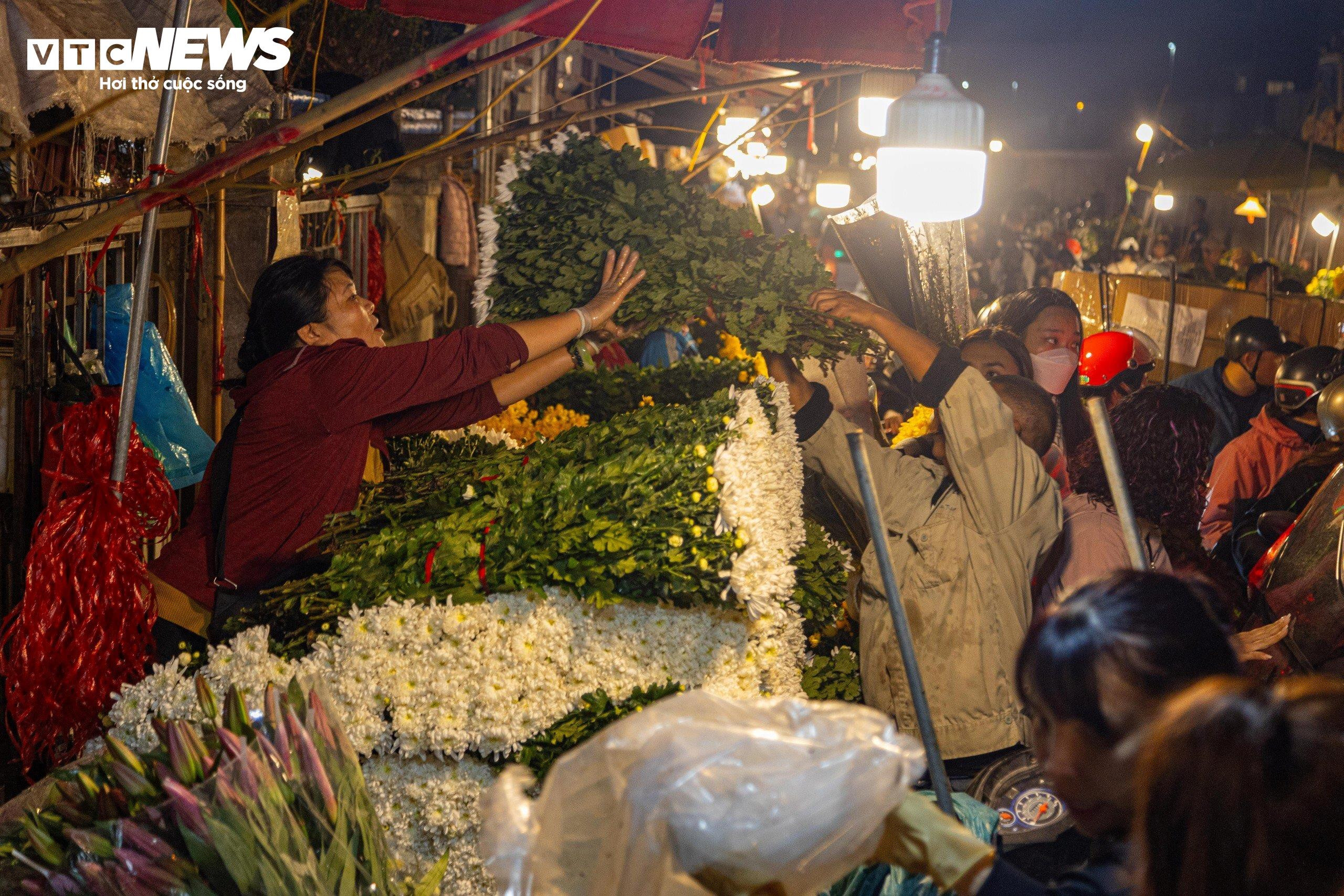 Hoa tươi, thực phẩm dồi dào, giá cả ổn định trước ngày rằm tháng Giêng - 5