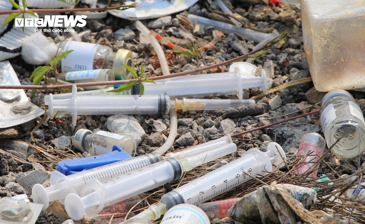 Rùng mình chứng kiến kim tiêm nằm la liệt trong bãi rác ở Đắk Nông - 3
