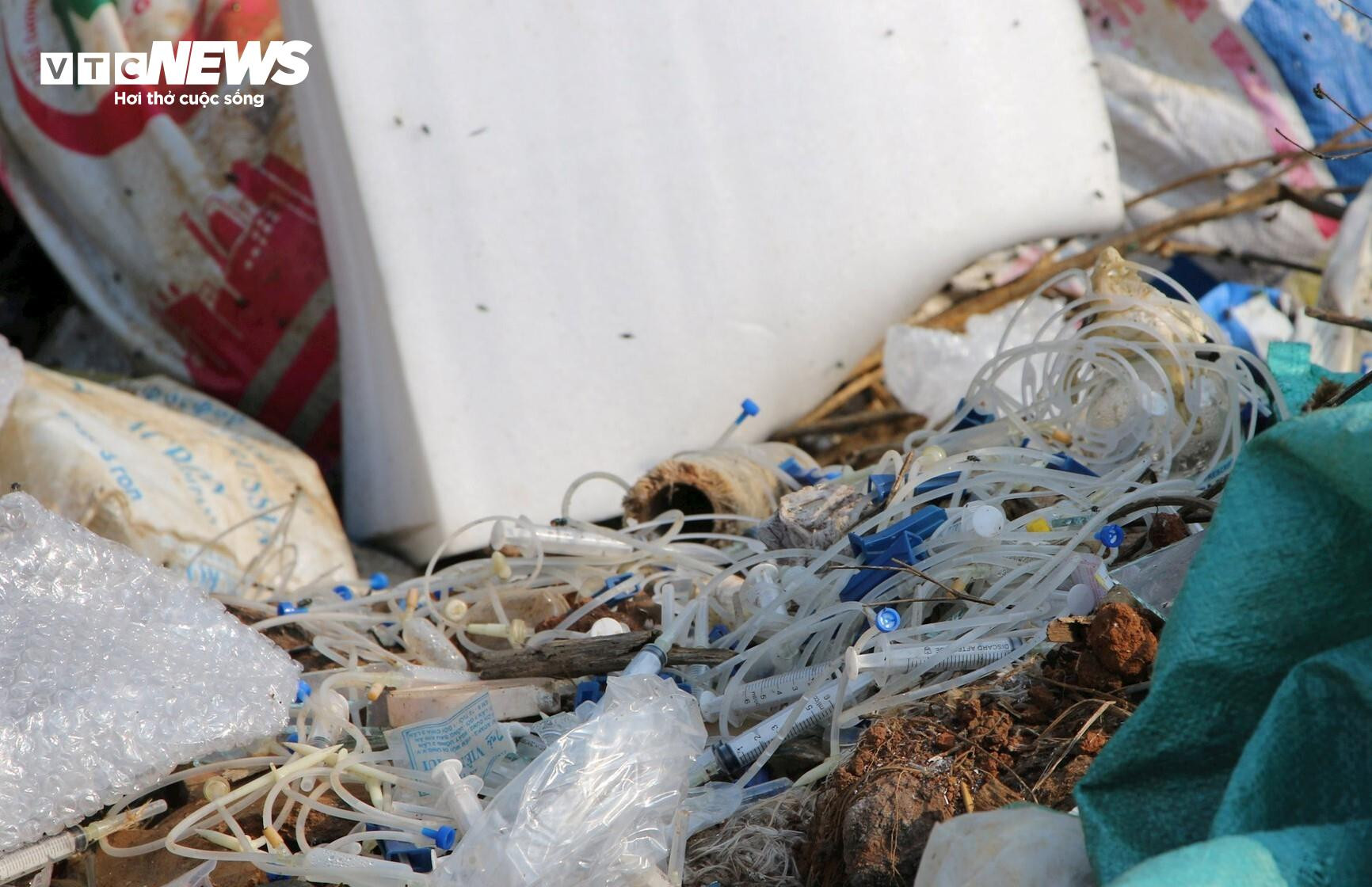 Rùng mình chứng kiến kim tiêm nằm la liệt trong bãi rác ở Đắk Nông - 4