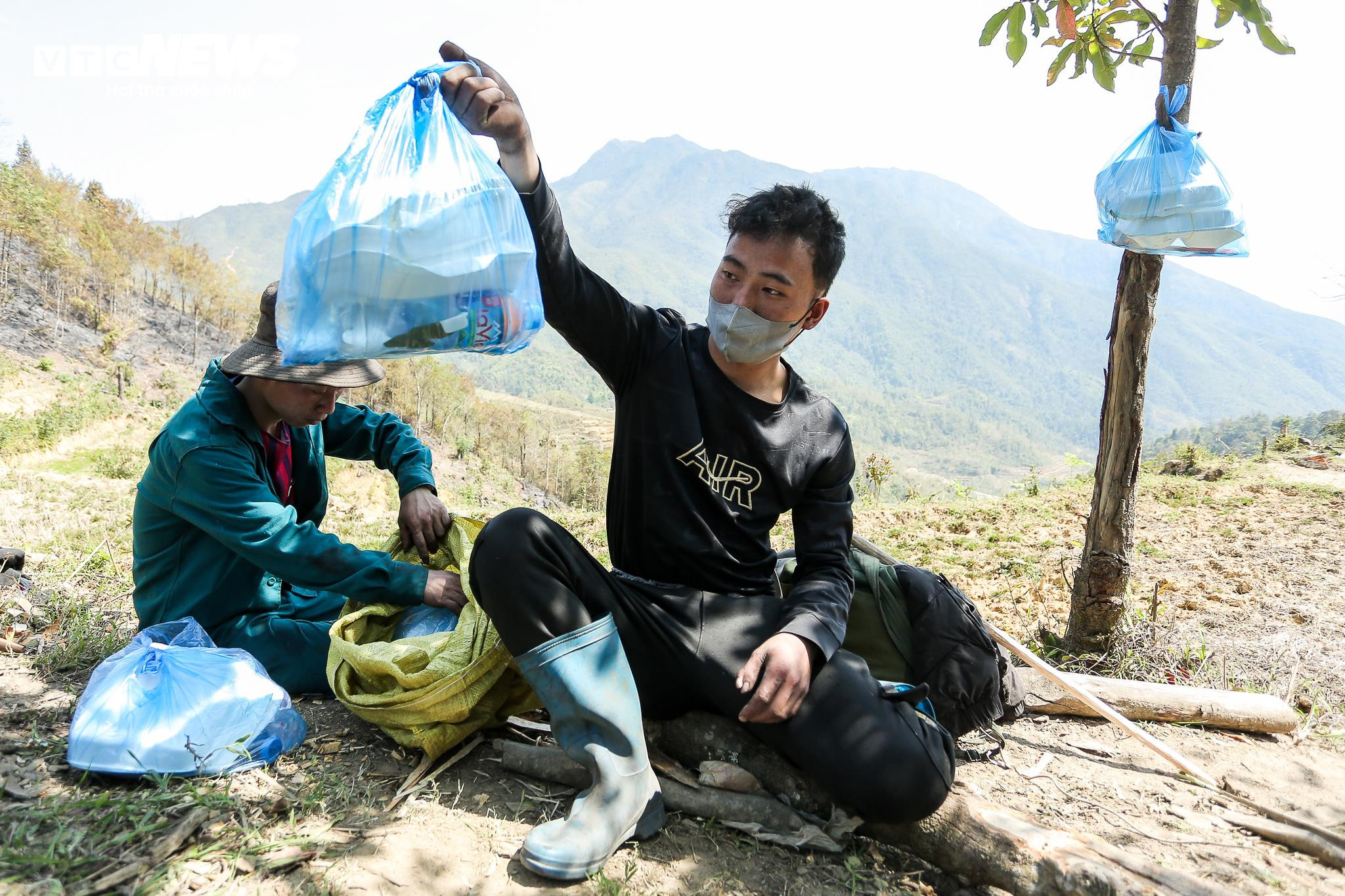 Băng rừng, vượt núi tiếp tế đồ ăn cho lực lượng chữa cháy rừng Hoàng Liên - 12