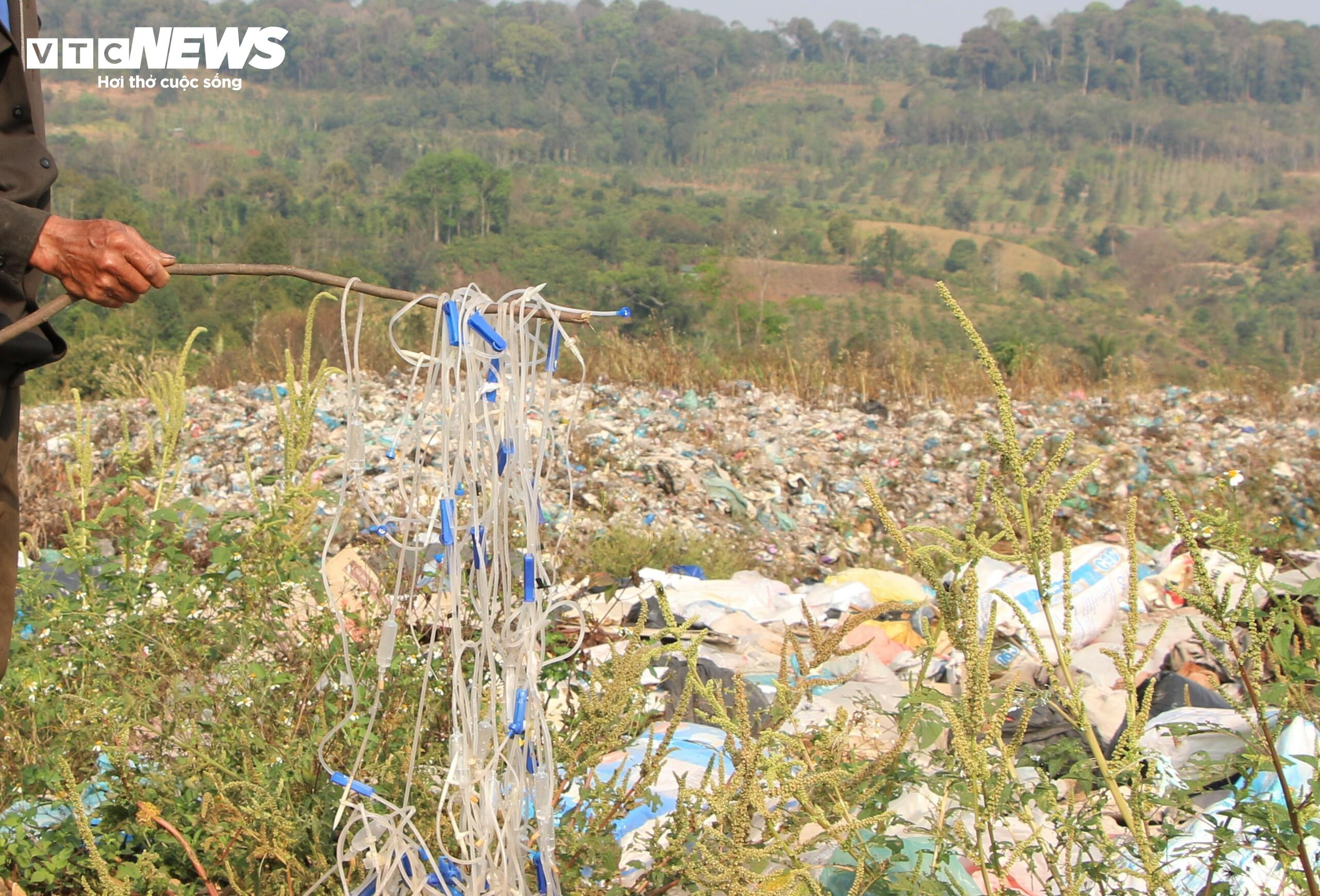 Rùng mình chứng kiến kim tiêm nằm la liệt trong bãi rác ở Đắk Nông - 8