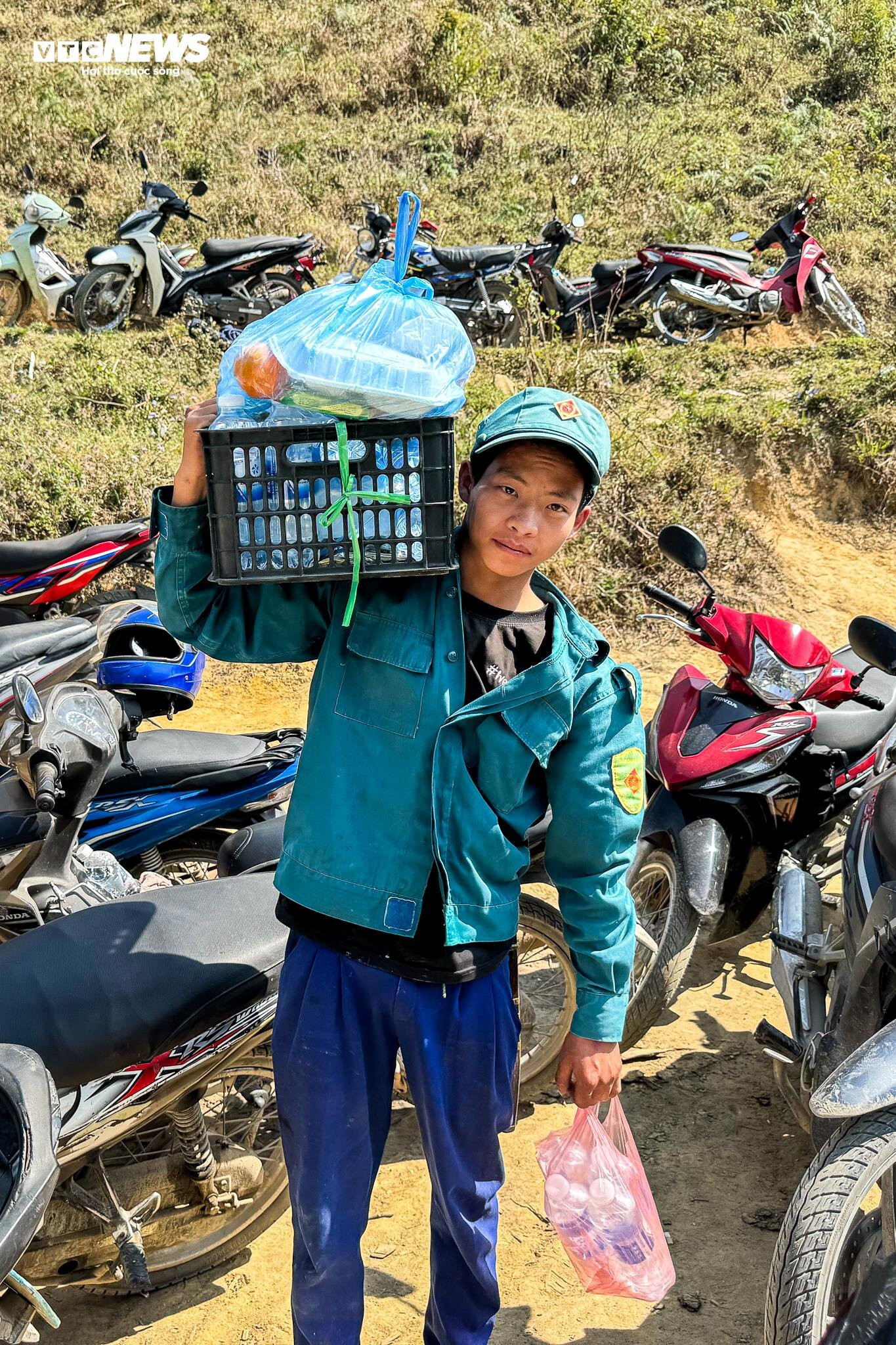 Băng rừng, vượt núi tiếp tế đồ ăn cho lực lượng chữa cháy rừng Hoàng Liên - 7