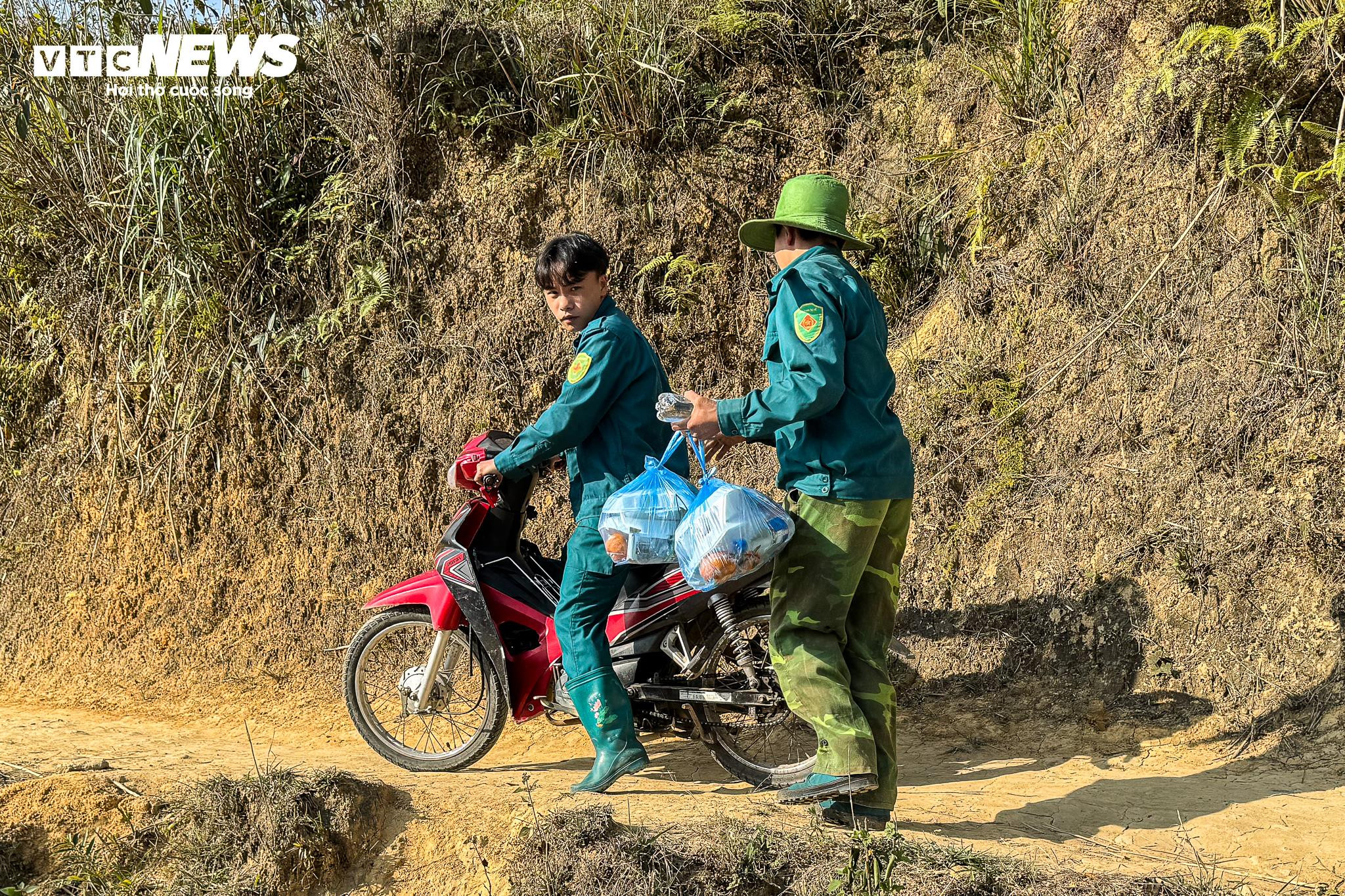 Băng rừng, vượt núi tiếp tế đồ ăn cho lực lượng chữa cháy rừng Hoàng Liên - 5