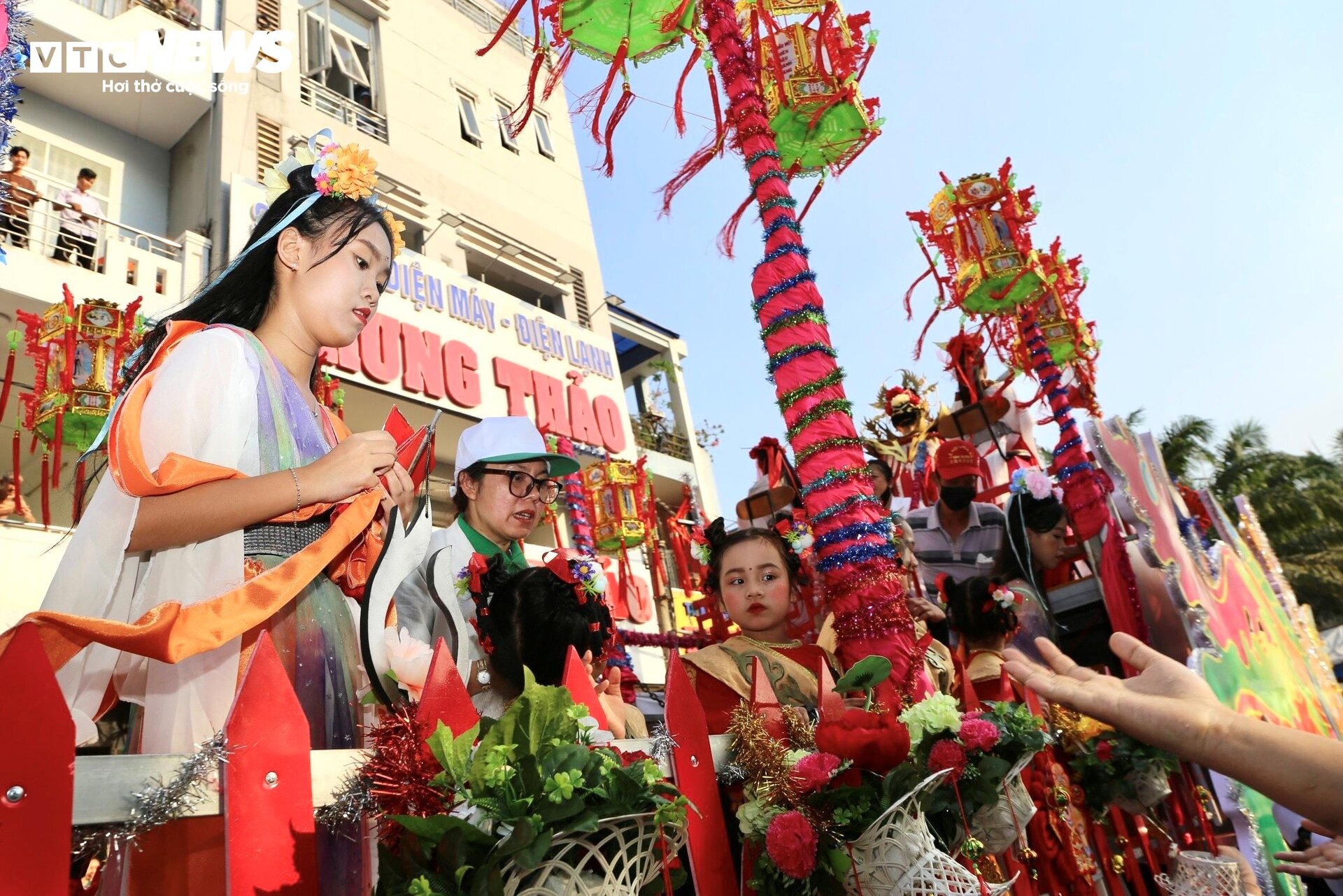 Hàng nghìn người rước kiệu Bà Thiên Hậu Bình Dương - 7
