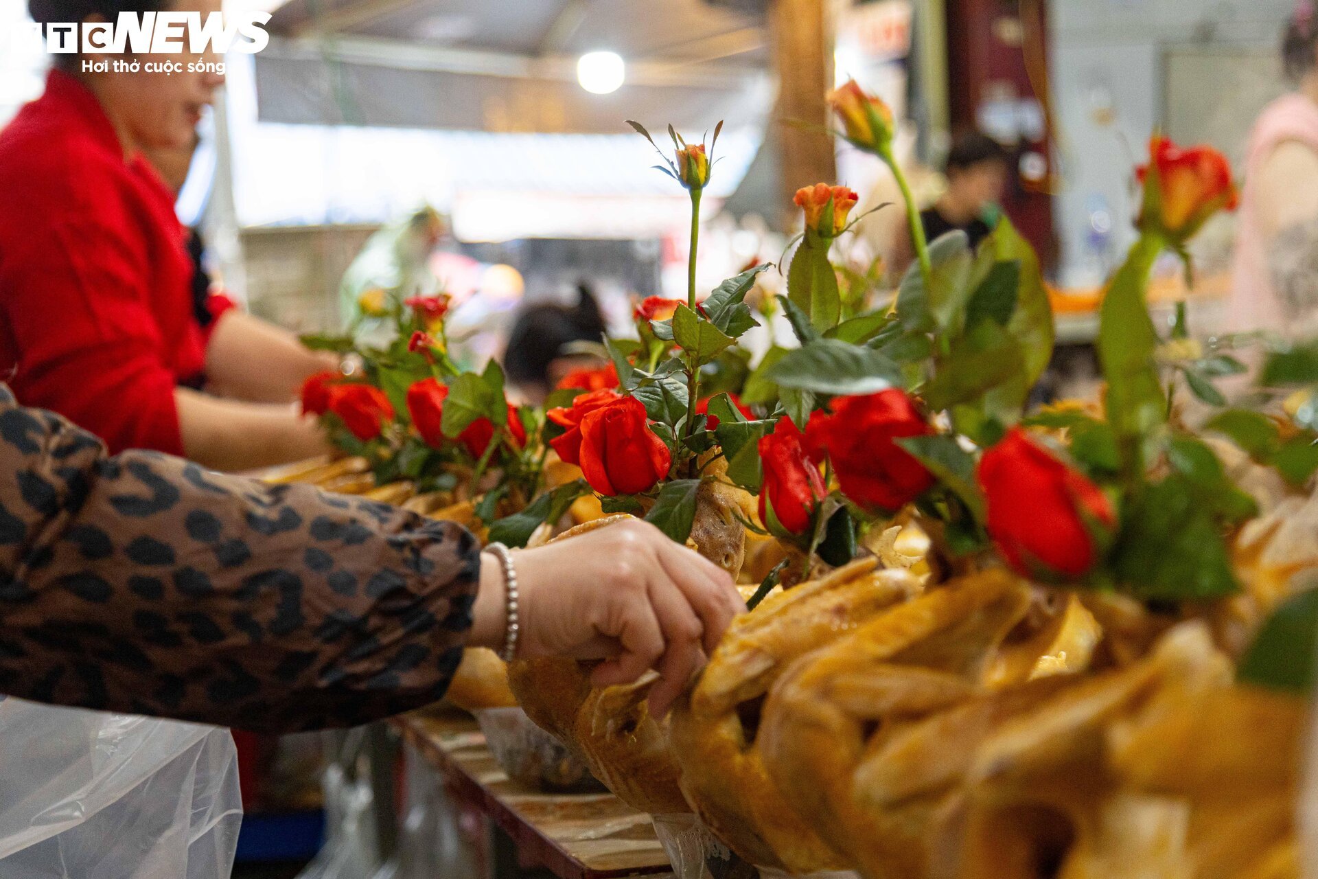 Gà ngậm hoa hồng giá gần 1 triệu đồng đắt khách ngày rằm tháng Giêng - 4