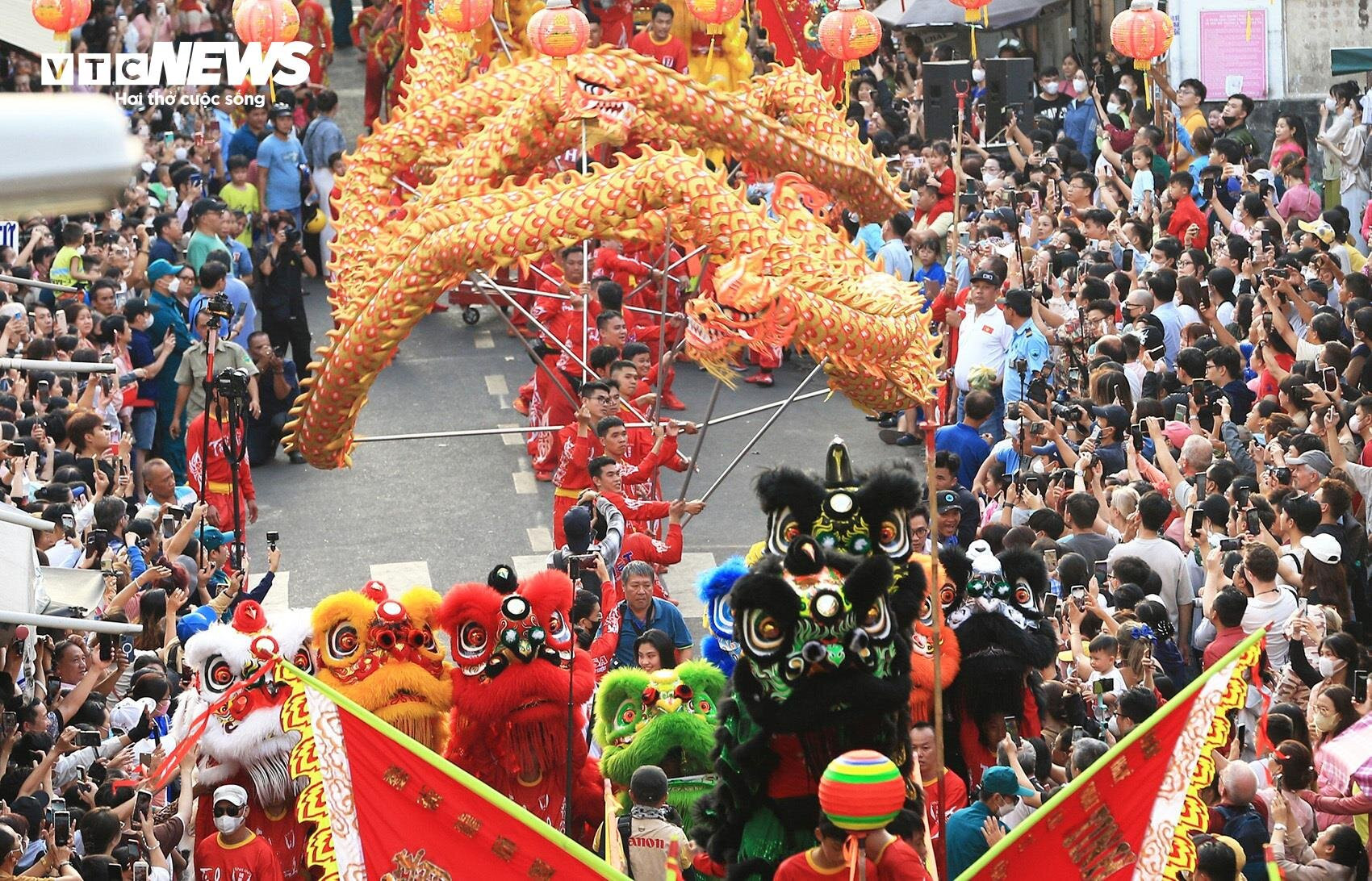 TP.HCM: Biển người đổ về trung tâm Quận 5 mừng Lễ hội Tết Nguyên tiêu - 7