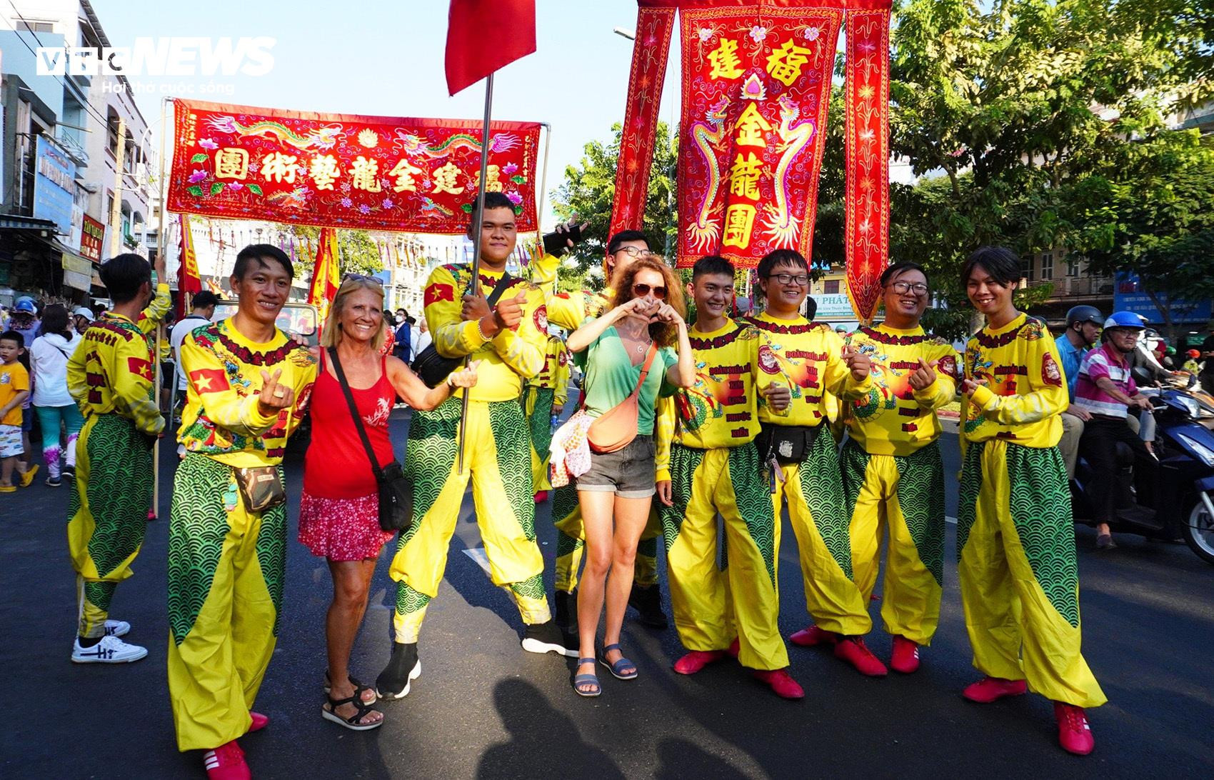 TP.HCM: Biển người đổ về trung tâm Quận 5 mừng Lễ hội Tết Nguyên tiêu - 17