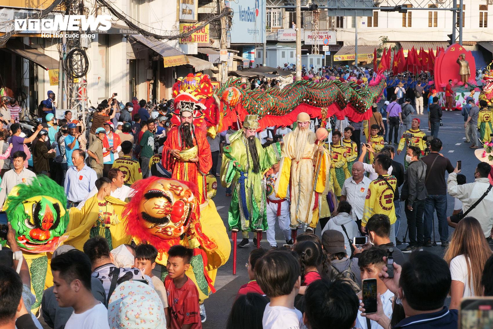 TP.HCM: Biển người đổ về trung tâm Quận 5 mừng Lễ hội Tết Nguyên tiêu - 8