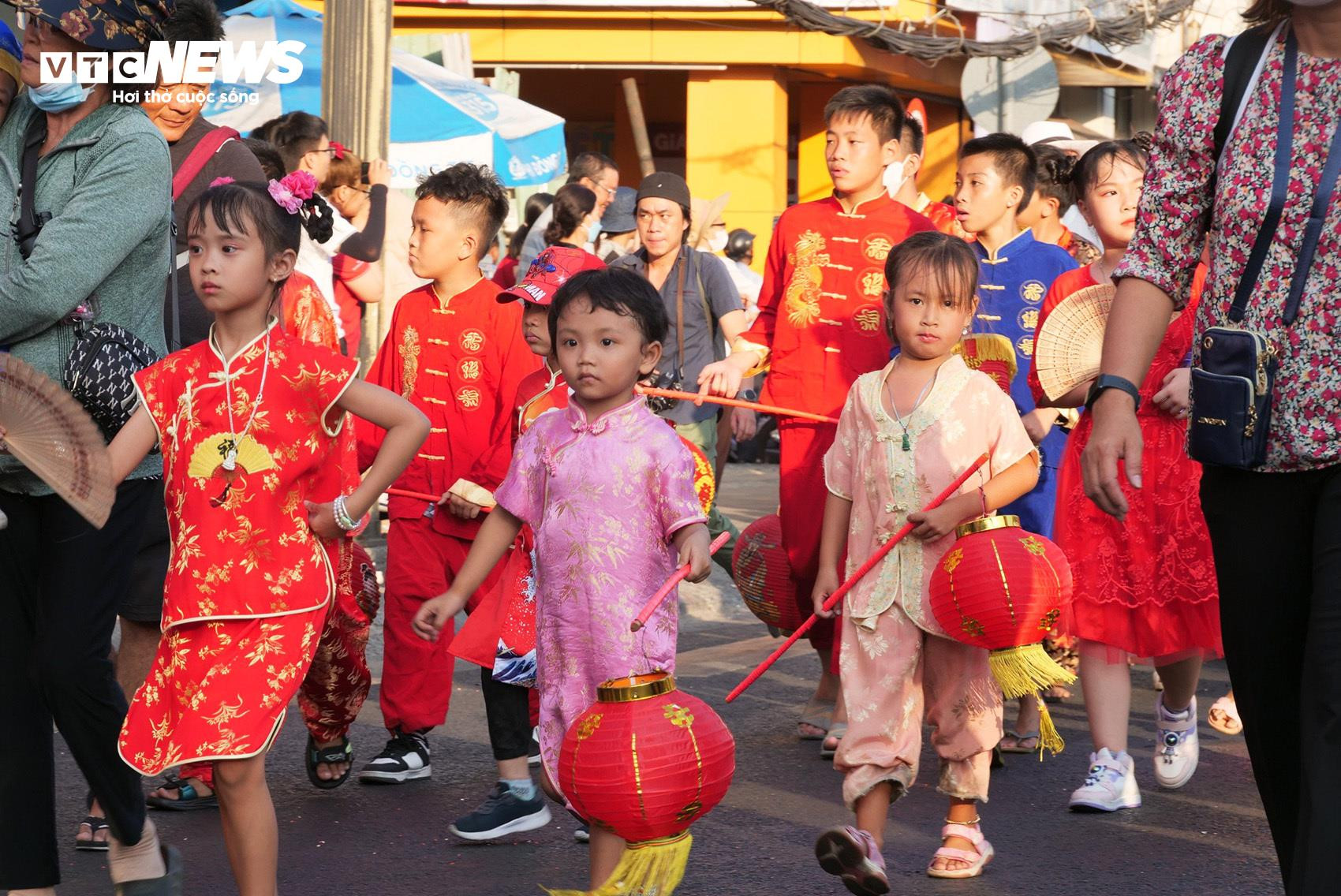 TP.HCM: Biển người đổ về trung tâm Quận 5 mừng Lễ hội Tết Nguyên tiêu - 10