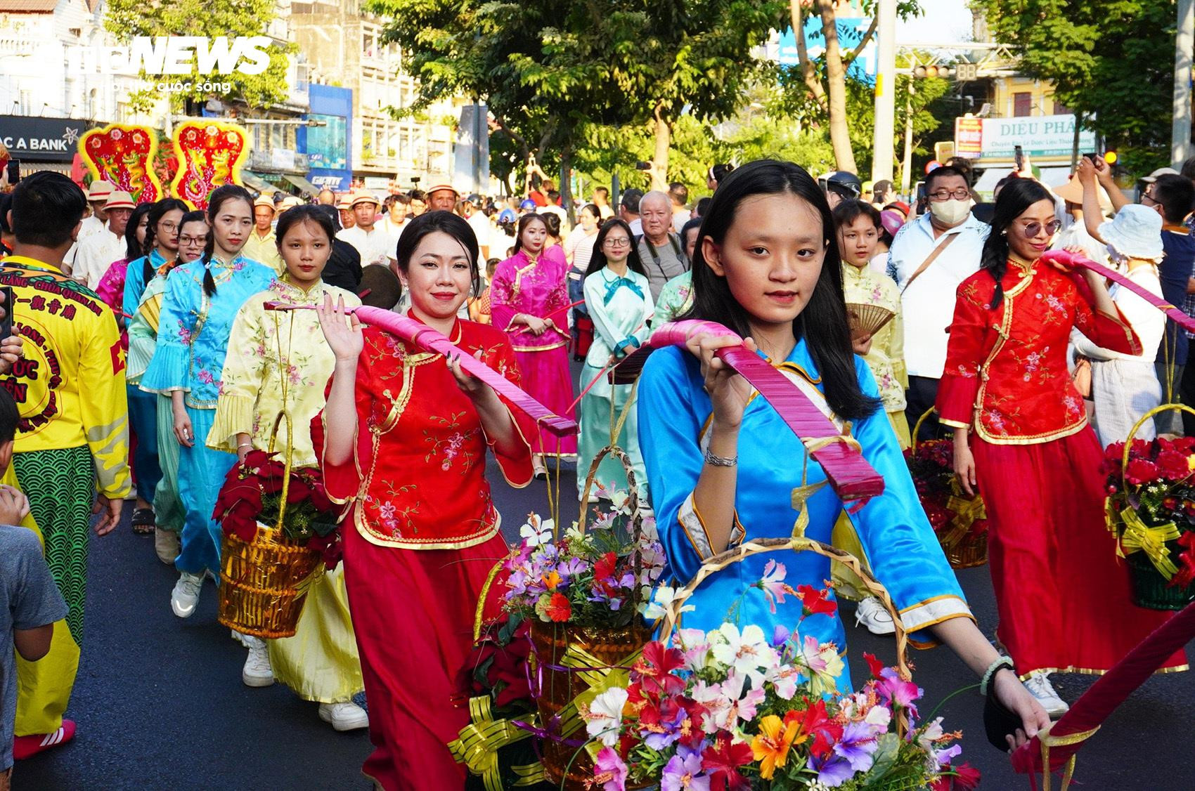 TP.HCM: Biển người đổ về trung tâm Quận 5 mừng Lễ hội Tết Nguyên tiêu - 4