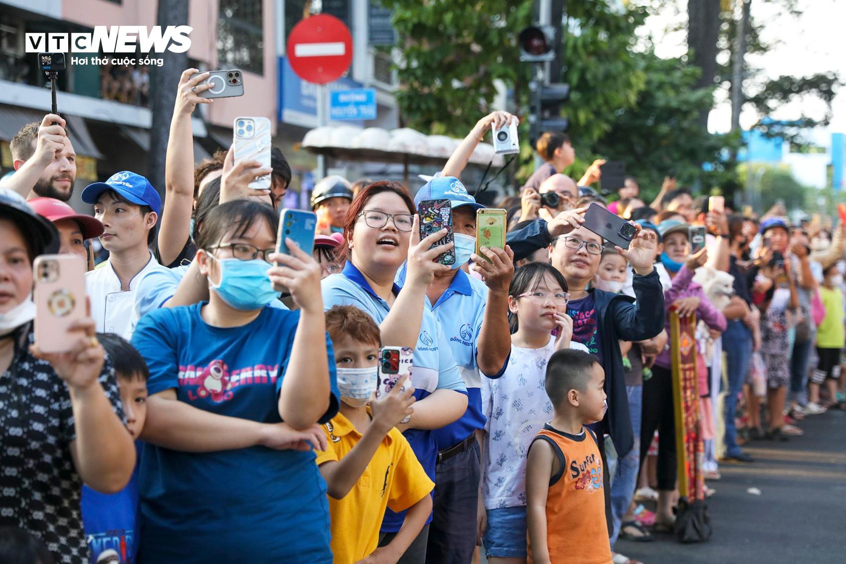 TP.HCM: Biển người đổ về trung tâm Quận 5 mừng Lễ hội Tết Nguyên tiêu - 11