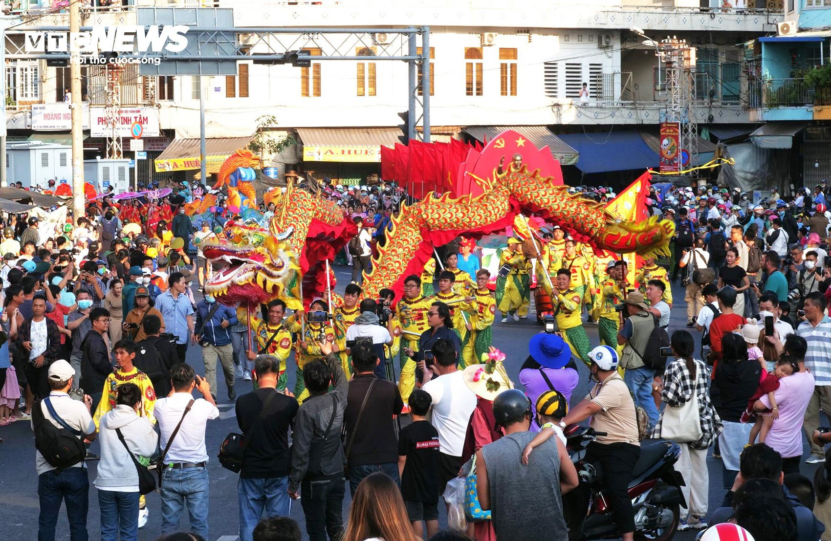 TP.HCM: Biển người đổ về trung tâm Quận 5 mừng Lễ hội Tết Nguyên tiêu - 12