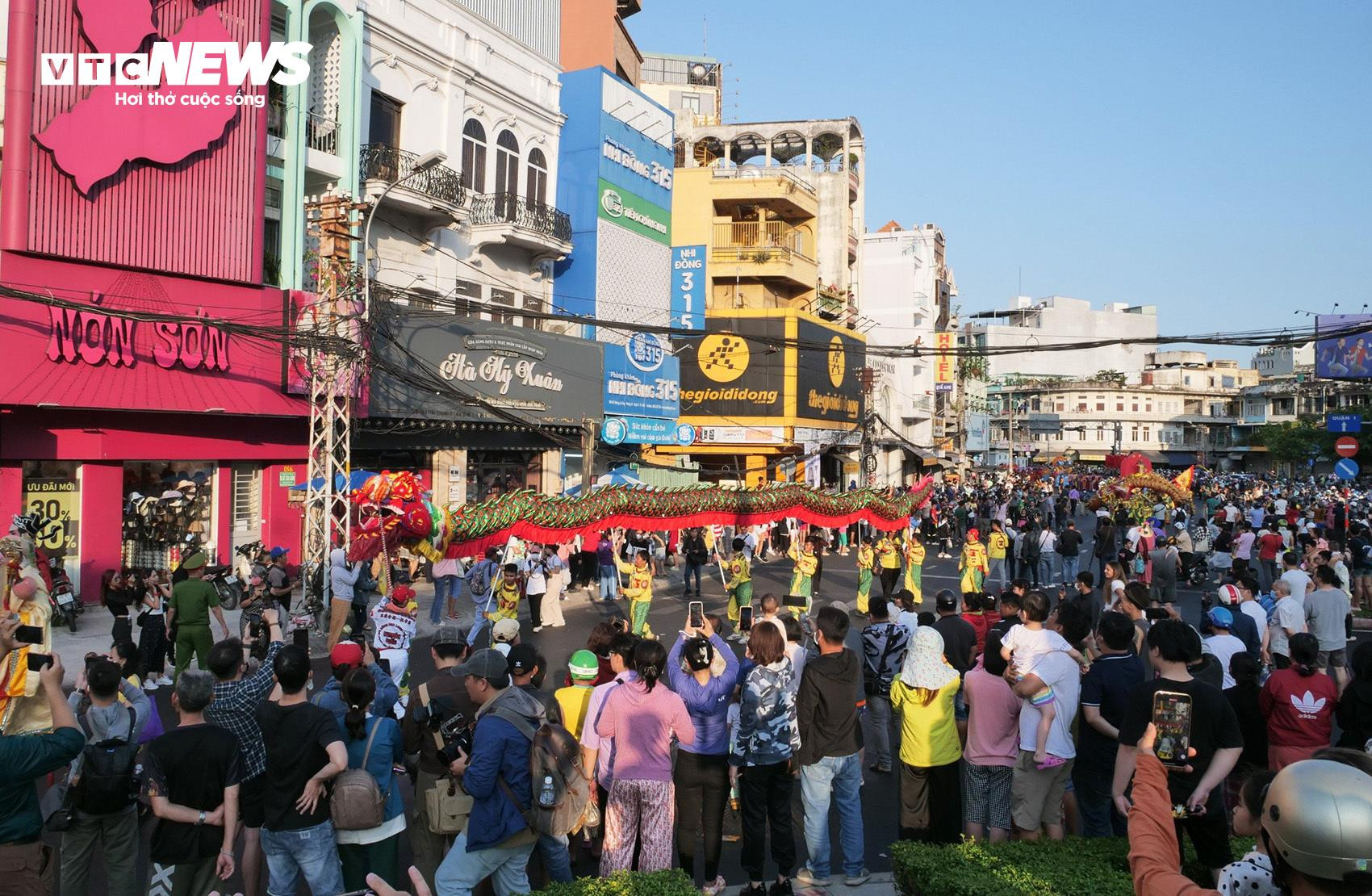 TP.HCM: Biển người đổ về trung tâm Quận 5 mừng Lễ hội Tết Nguyên tiêu - 16