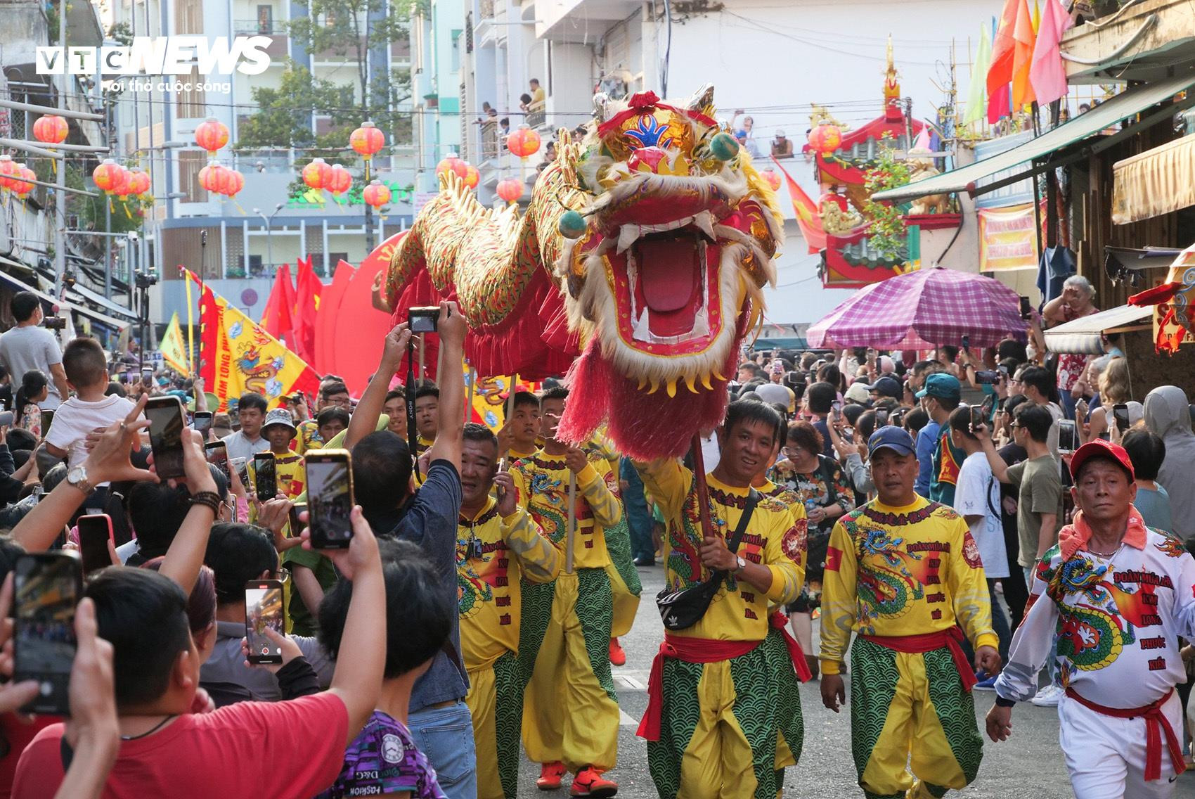 TP.HCM: Biển người đổ về trung tâm Quận 5 mừng Lễ hội Tết Nguyên tiêu - 15