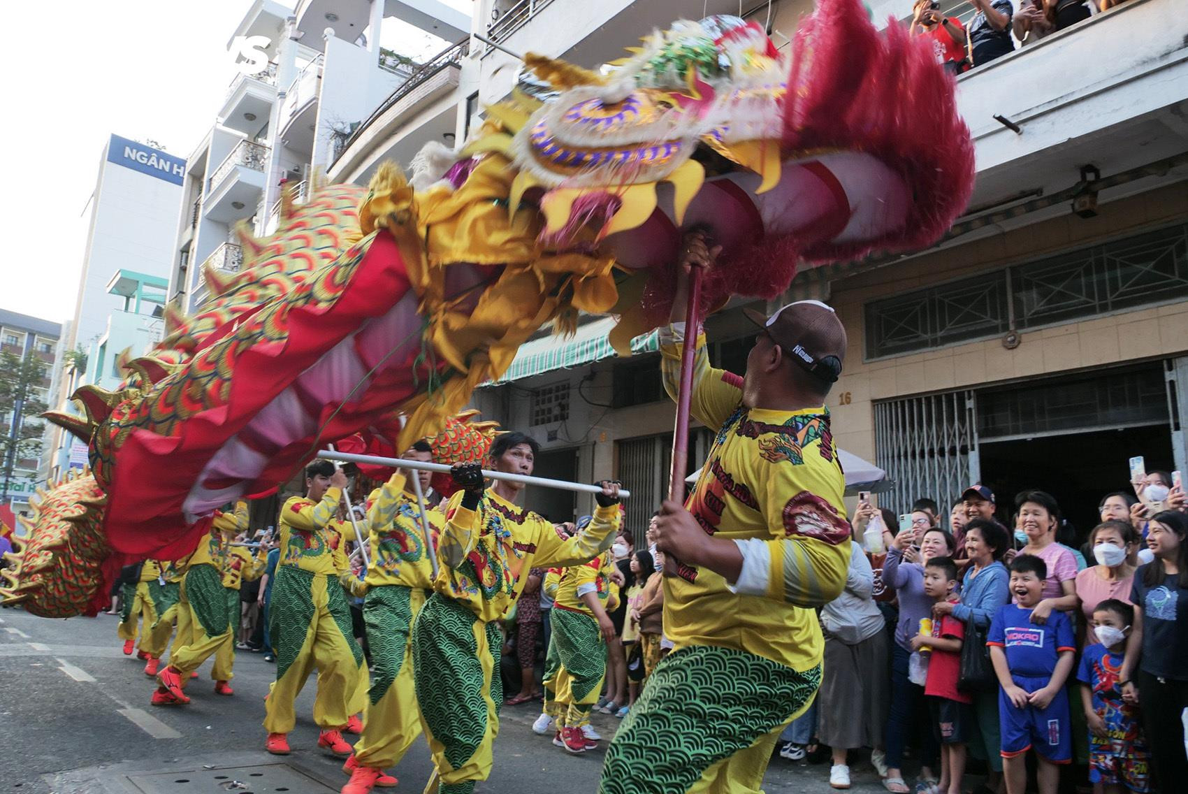 TP.HCM: Biển người đổ về trung tâm Quận 5 mừng Lễ hội Tết Nguyên tiêu - 13