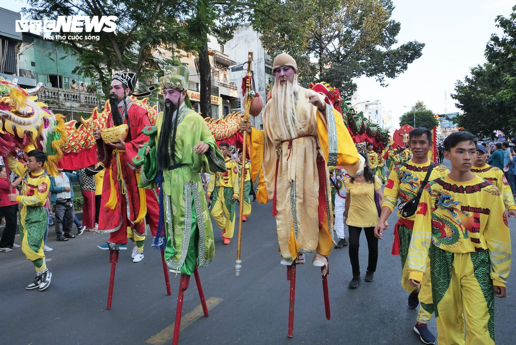 TP.HCM: Biển người đổ về trung tâm Quận 5 mừng Lễ hội Tết Nguyên tiêu - 9