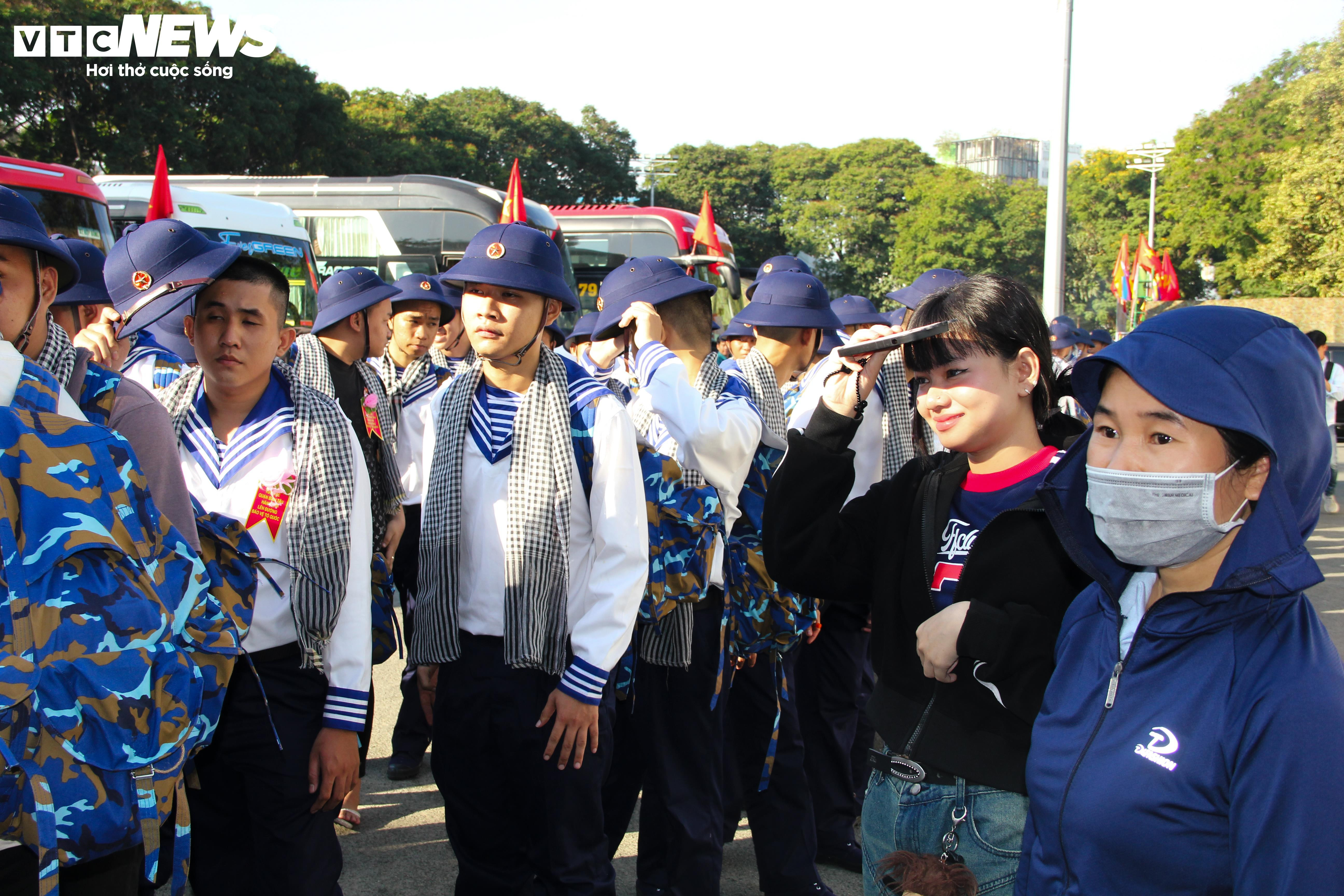 'Nhập ngũ là trách nhiệm của tuổi trẻ, con sẽ trưởng thành hơn' - 16