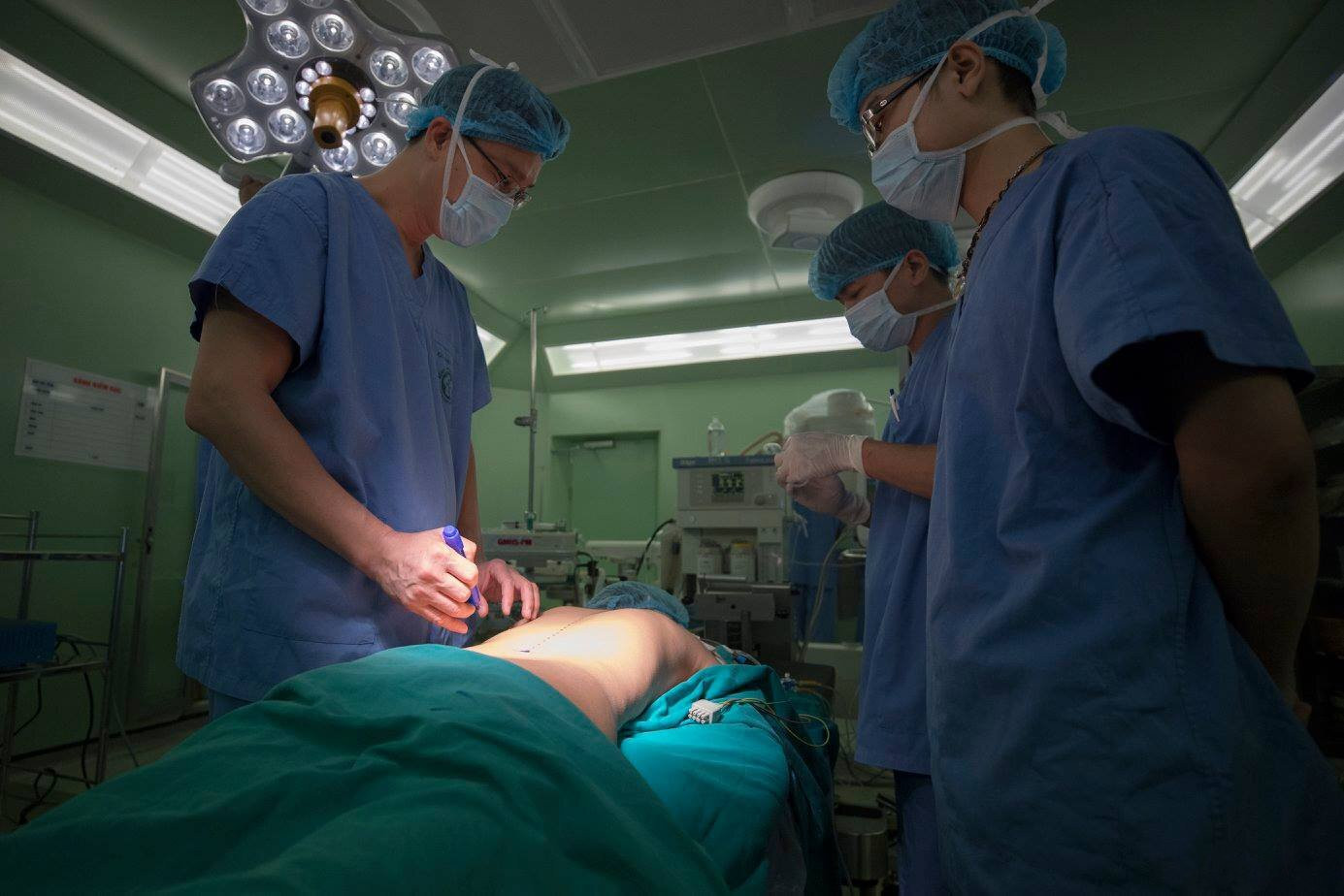 Bác sỹ trắng đêm chỉnh cột sống hình con rắn cho bé gái 13 tuổi - 4