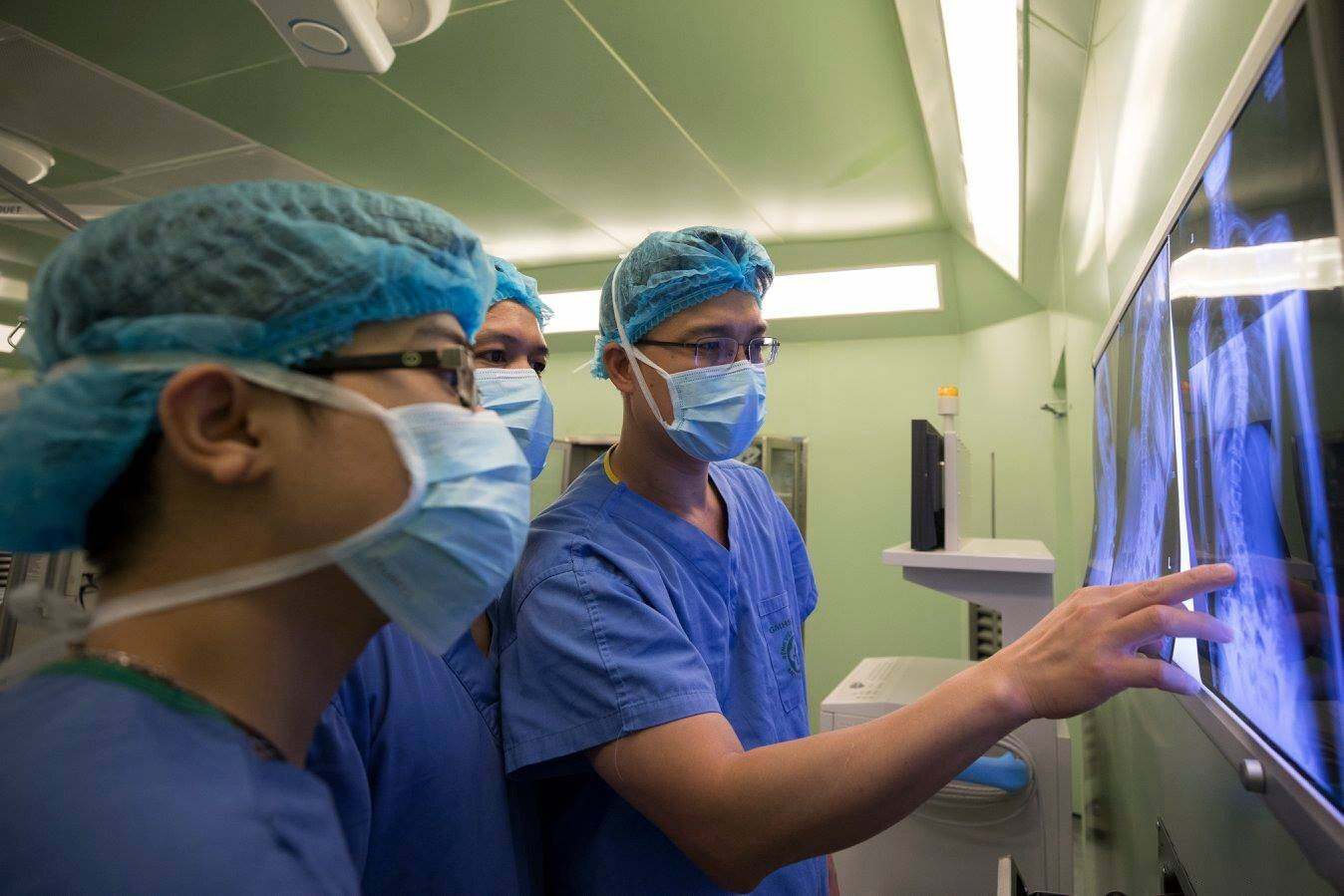 Bác sỹ trắng đêm chỉnh cột sống hình con rắn cho bé gái 13 tuổi - 5