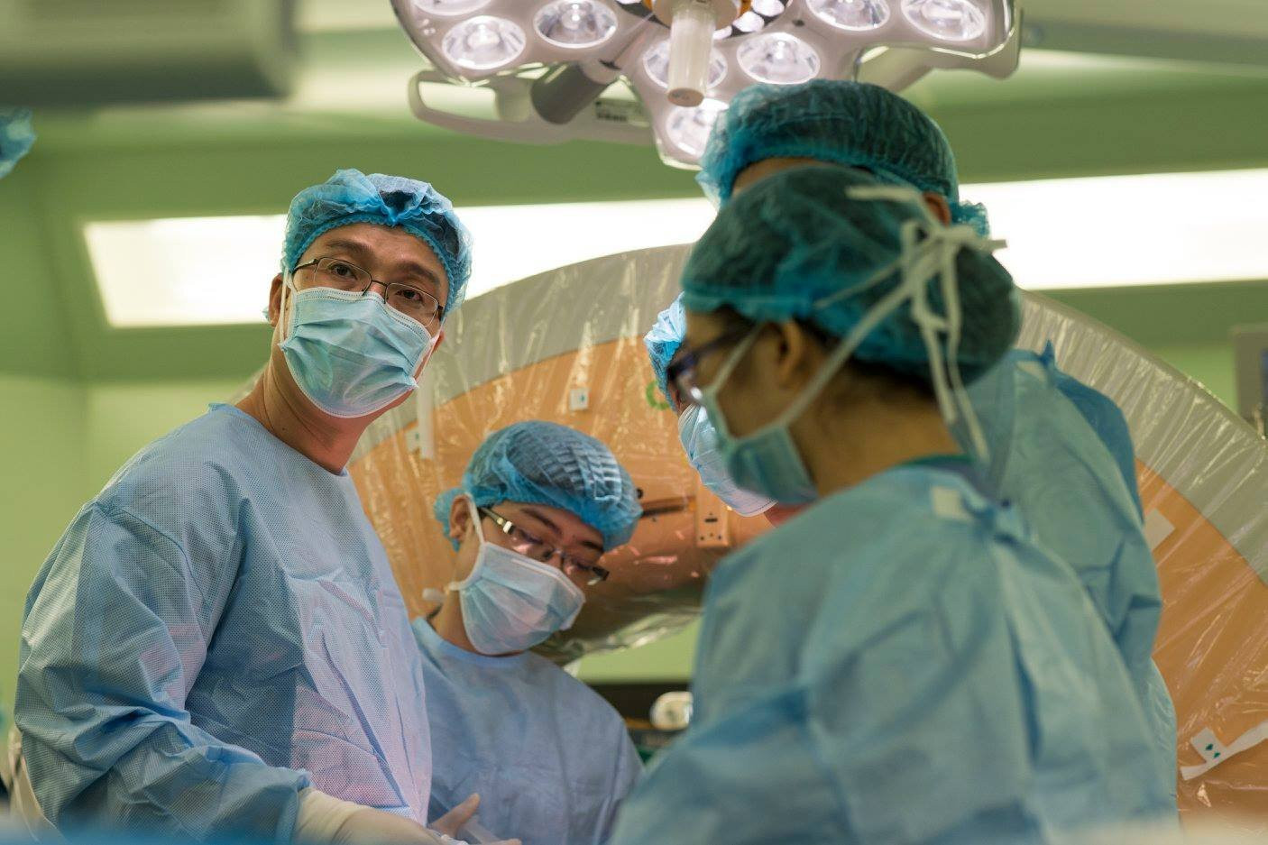 Bác sỹ trắng đêm chỉnh cột sống hình con rắn cho bé gái 13 tuổi - 14