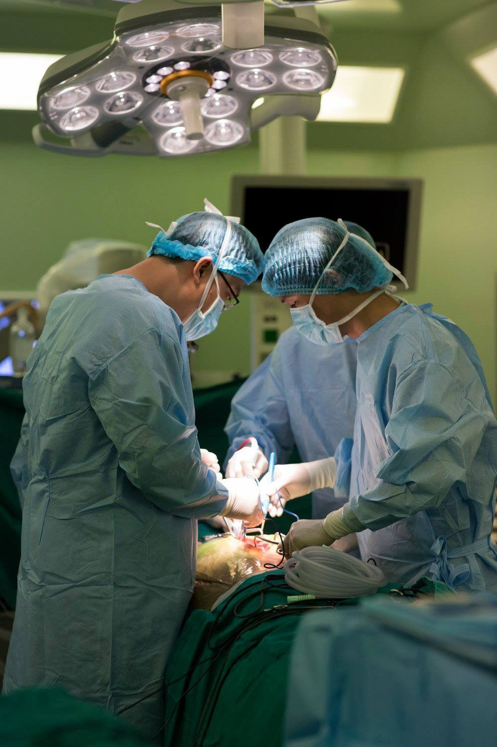 Bác sỹ trắng đêm chỉnh cột sống hình con rắn cho bé gái 13 tuổi - 10