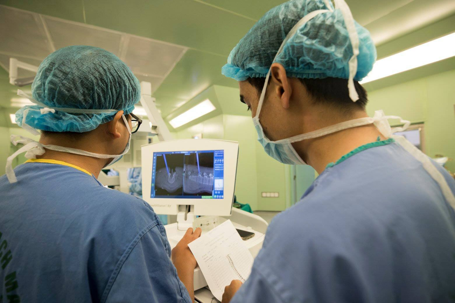 Bác sỹ trắng đêm chỉnh cột sống hình con rắn cho bé gái 13 tuổi - 6