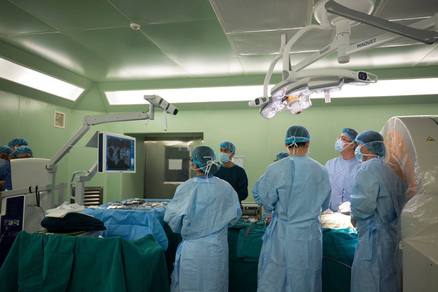 Bác sỹ trắng đêm chỉnh cột sống hình con rắn cho bé gái 13 tuổi - 8