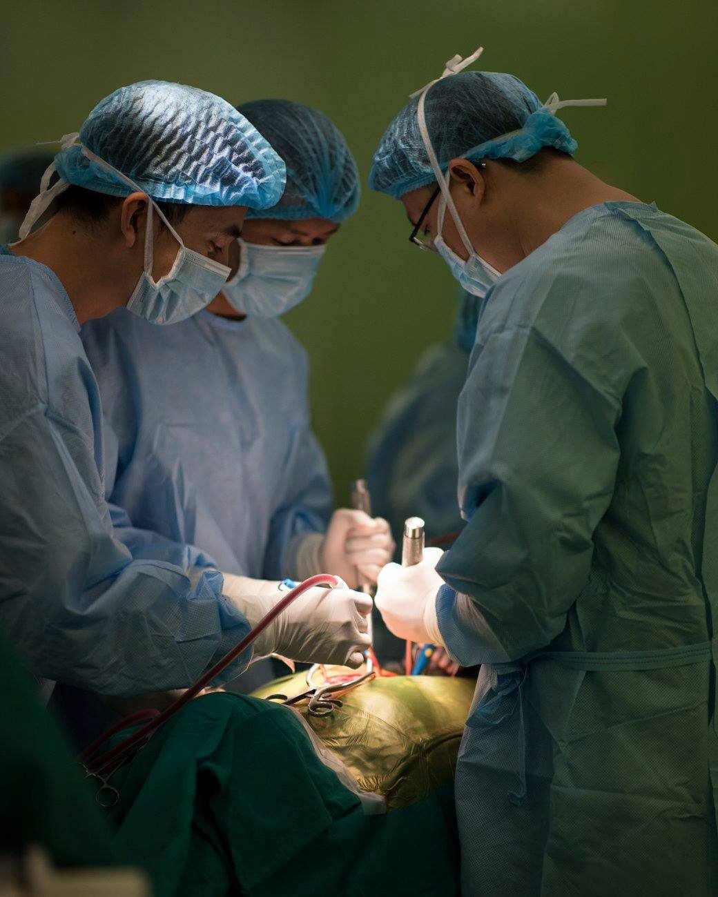 Bác sỹ trắng đêm chỉnh cột sống hình con rắn cho bé gái 13 tuổi - 7