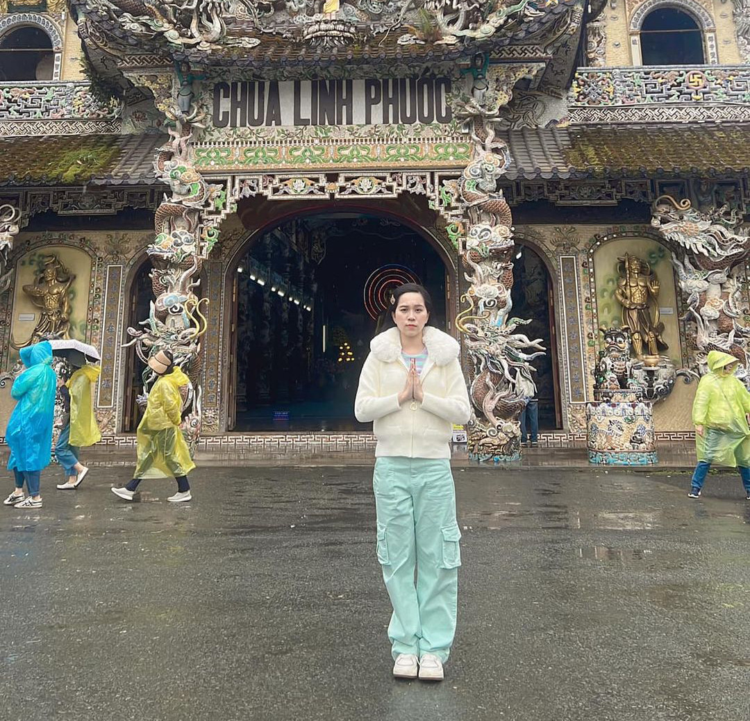 Sao Việt 1/3: NSND Hồng Vân lãng mạn bên chồng, cháu gái Vũ Linh đi cầu bình an - 3