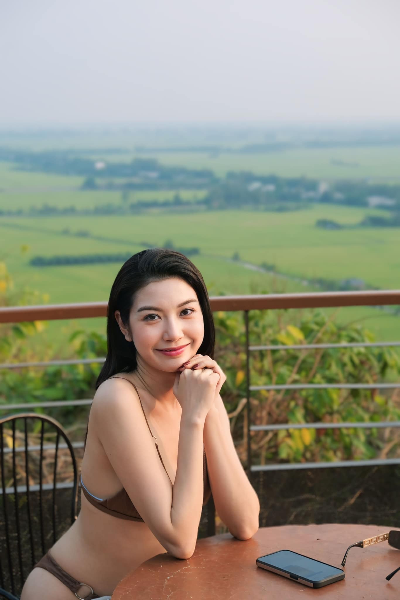 Sao Việt 1/3: NSND Hồng Vân lãng mạn bên chồng, cháu gái Vũ Linh đi cầu bình an - 6