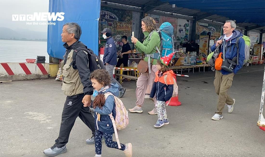 Những chuyến phà cuối cùng đưa du khách rời bến Gót sang đảo Cát Bà - 9