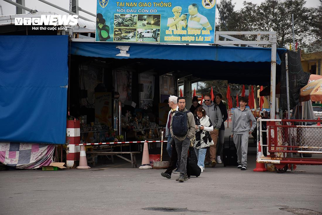 Những chuyến phà cuối cùng đưa du khách rời bến Gót sang đảo Cát Bà - 5