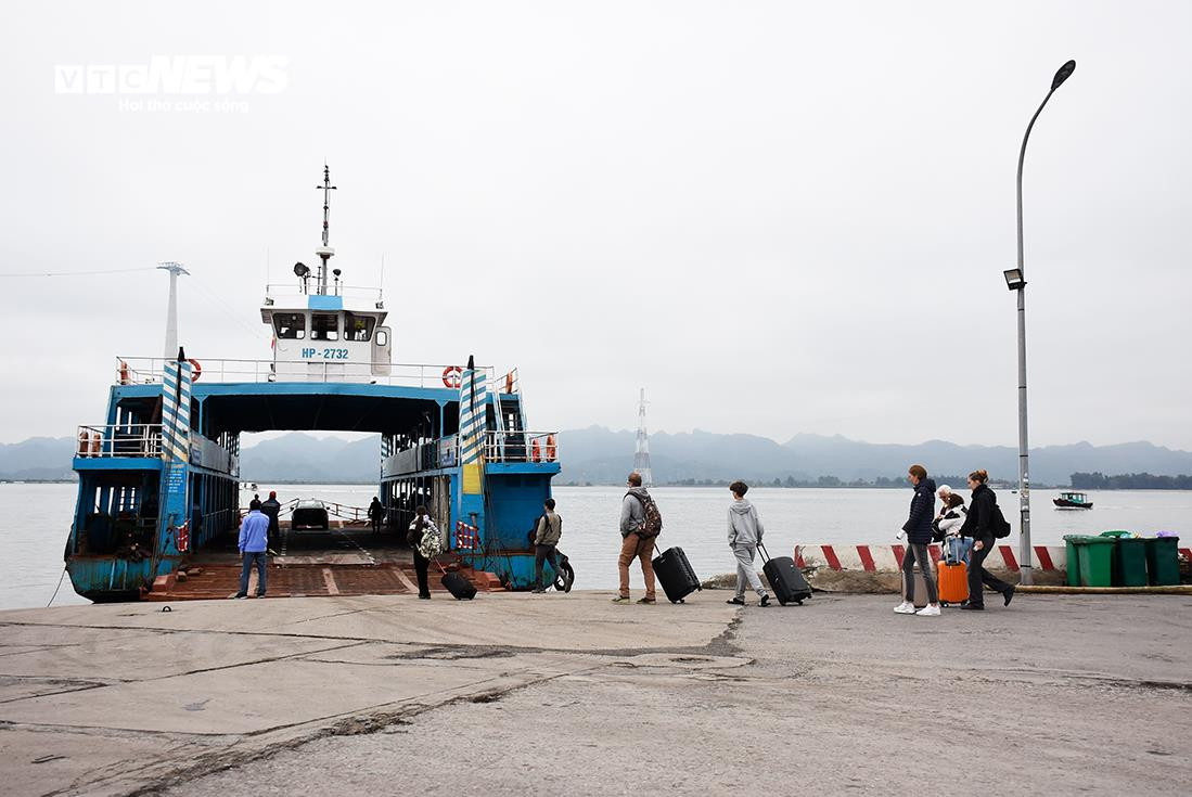 Những chuyến phà cuối cùng đưa du khách rời bến Gót sang đảo Cát Bà - 2