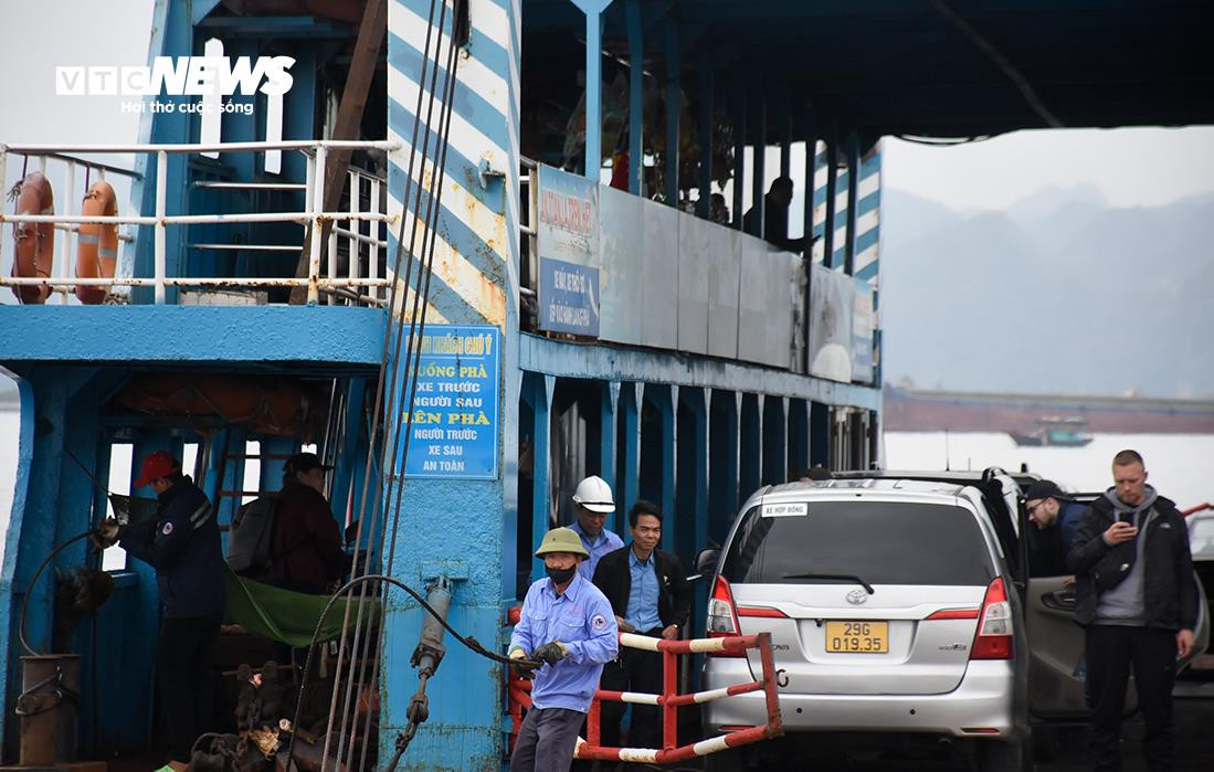 Những chuyến phà cuối cùng đưa du khách rời bến Gót sang đảo Cát Bà - 17