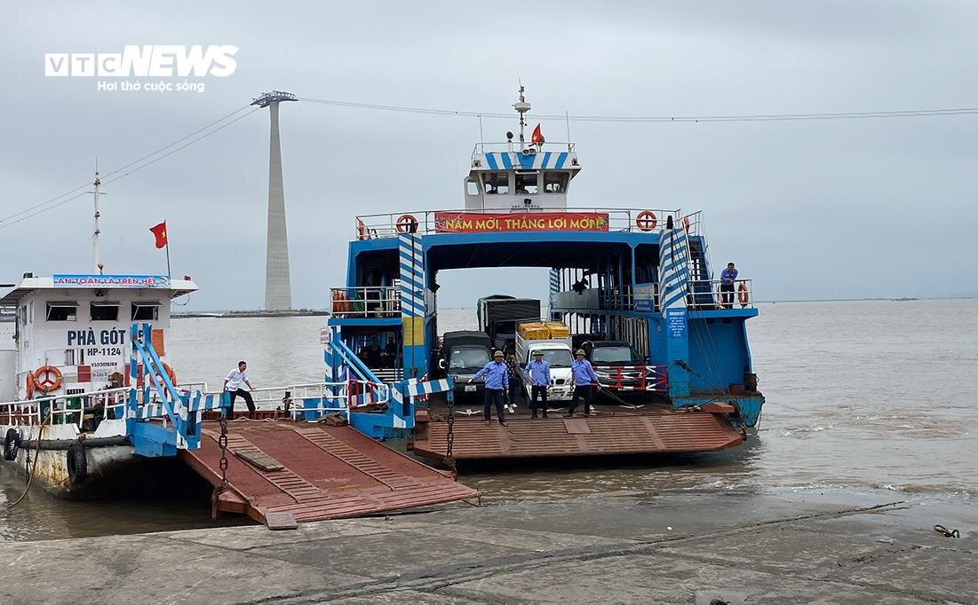 Những chuyến phà cuối cùng đưa du khách rời bến Gót sang đảo Cát Bà - 1